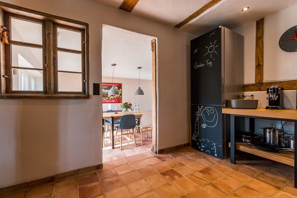 Küche mit schwarzem Kühlschrank und Blick ins Esszimmer.