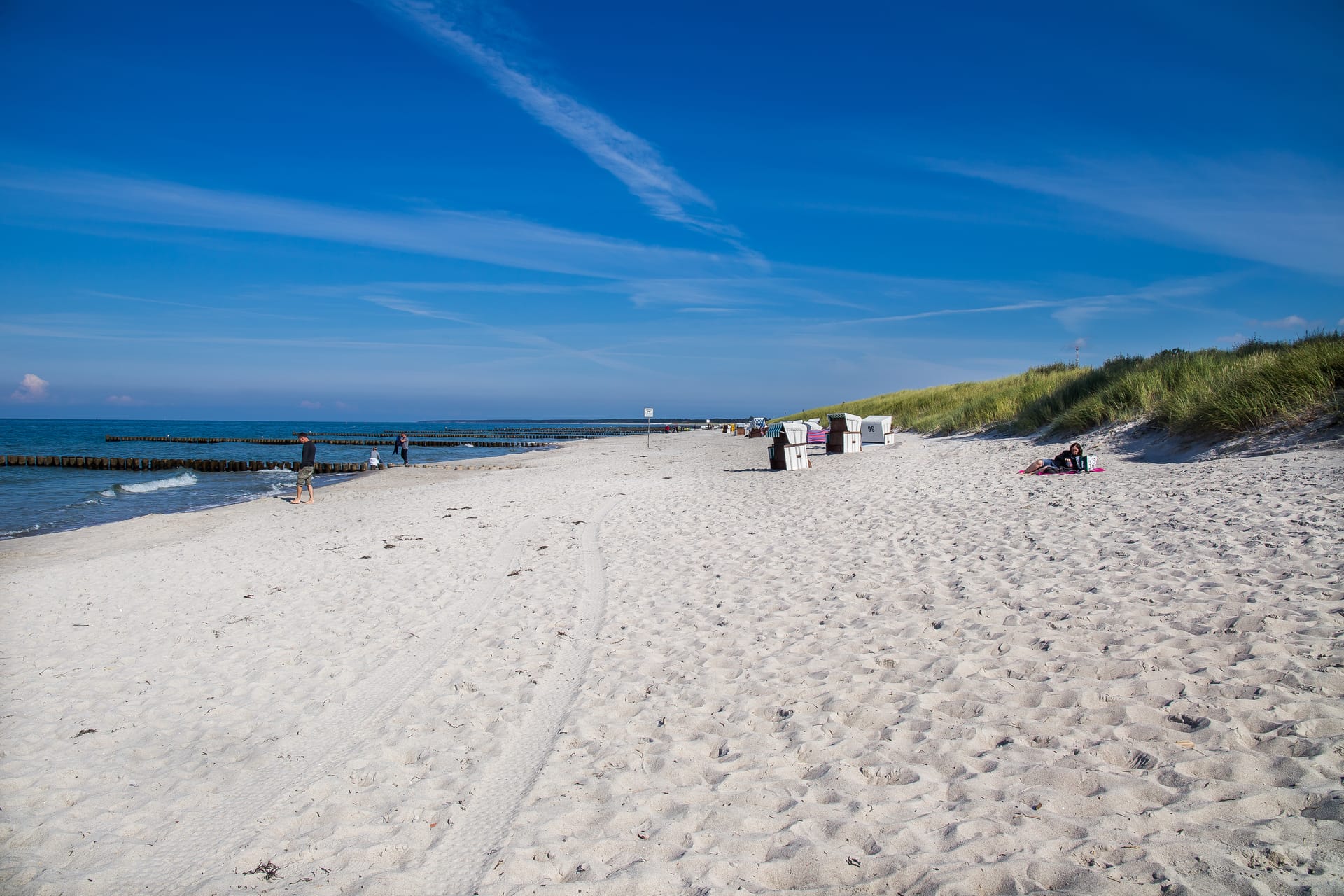 Düne und Strand, blauer Himmel.