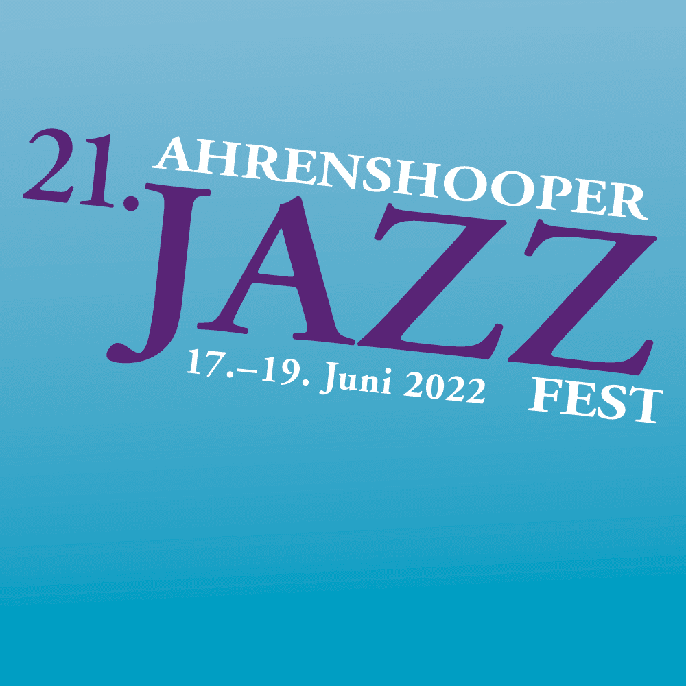 Ein blaues Plakat wirbt für das 21. Ahrenshooper Jazzfest vom 17. bis 19. Juni 2022.