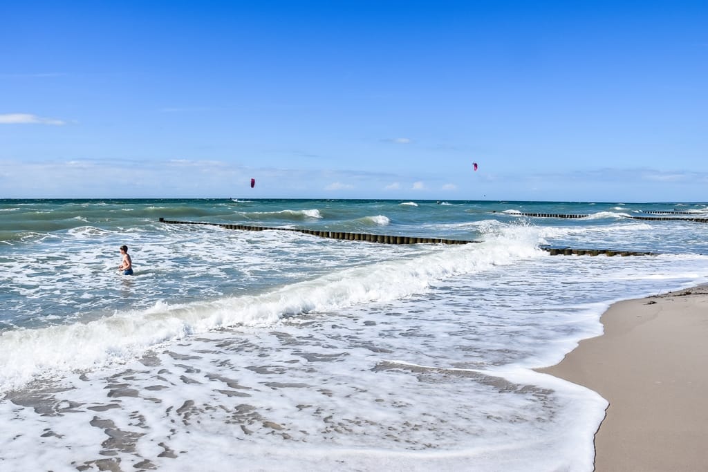 Sonniges Wetter am Strand mit stärkerem Wellengang.