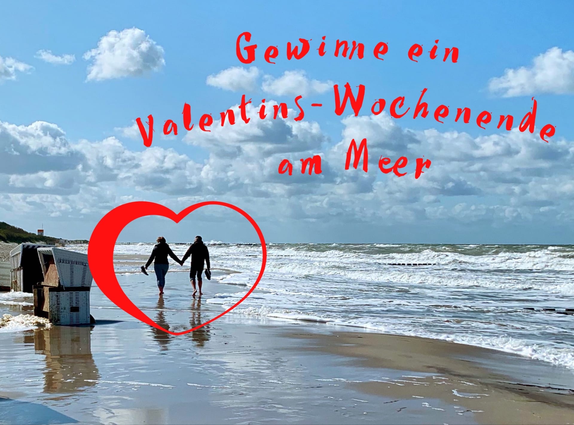 Ein Paar spaziert am Strand, Hand in Hand, in der Grafik in Herzform dargestellt, oben der Schriftzug "Gewinne ein Valentins-Wochenende am Meer". 
