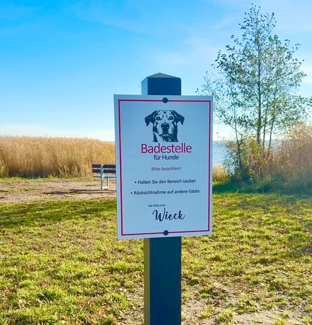 Hinweisschild „Badestelle für Hunde“ in Wieck am Bodden