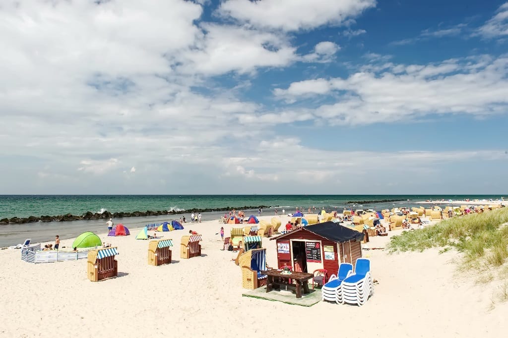 Sandstrand mit zahlreichen Strandkörben, Badegästen und Blick auf die Ostsee.
