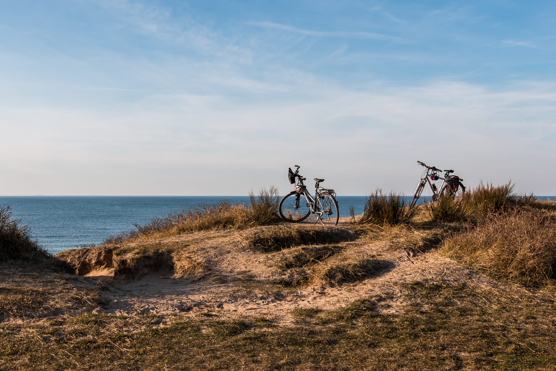 Fahrräder am Weststrand mit Blick auf die Ostsee