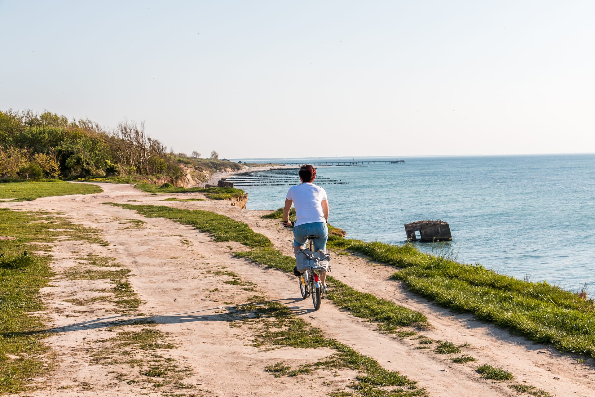Radfahren entlang der Steilküste mit Ostseeblick