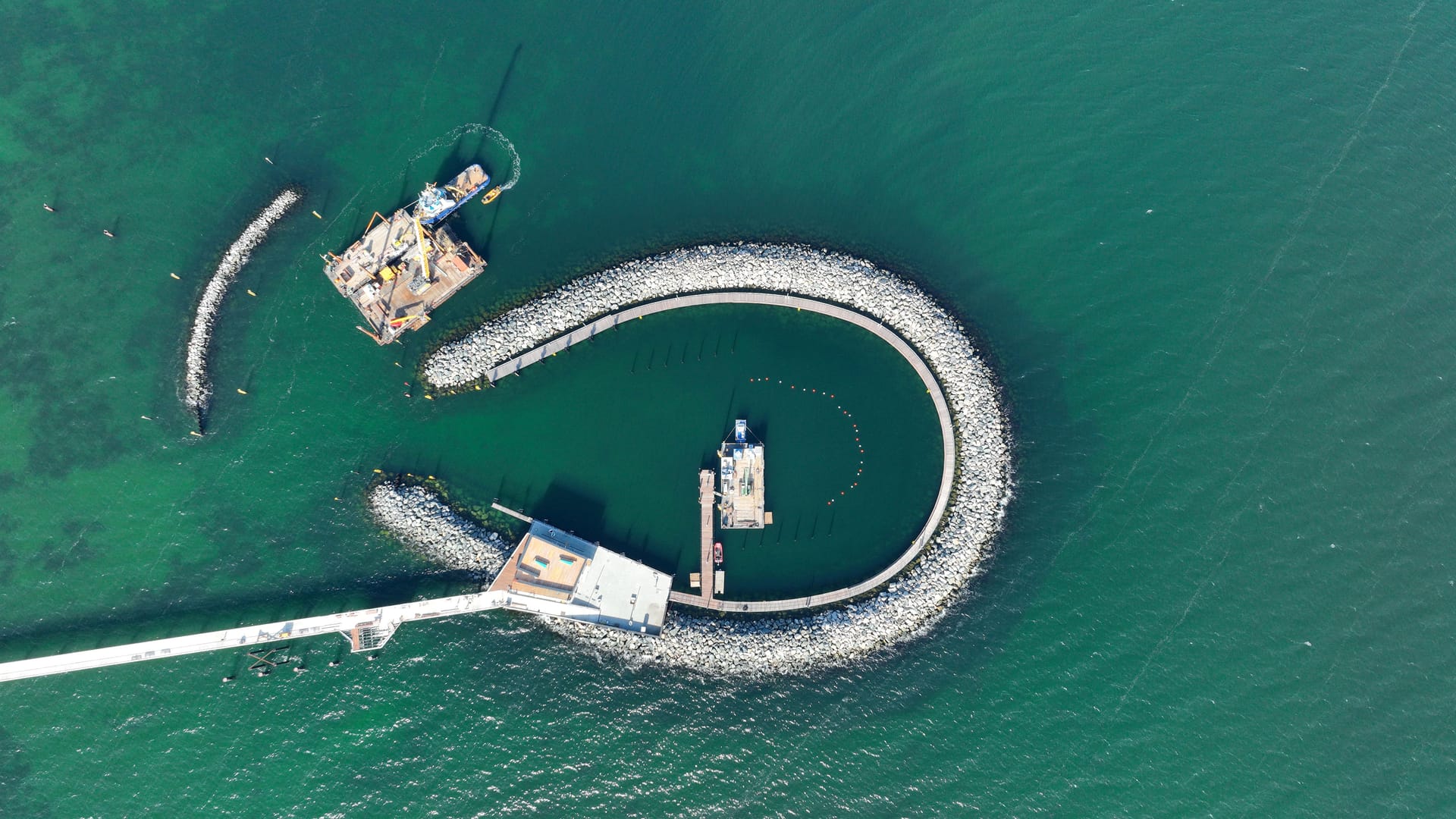 Luftaufnahme der neuen Seebrücke Prerow mit Bauplattformen