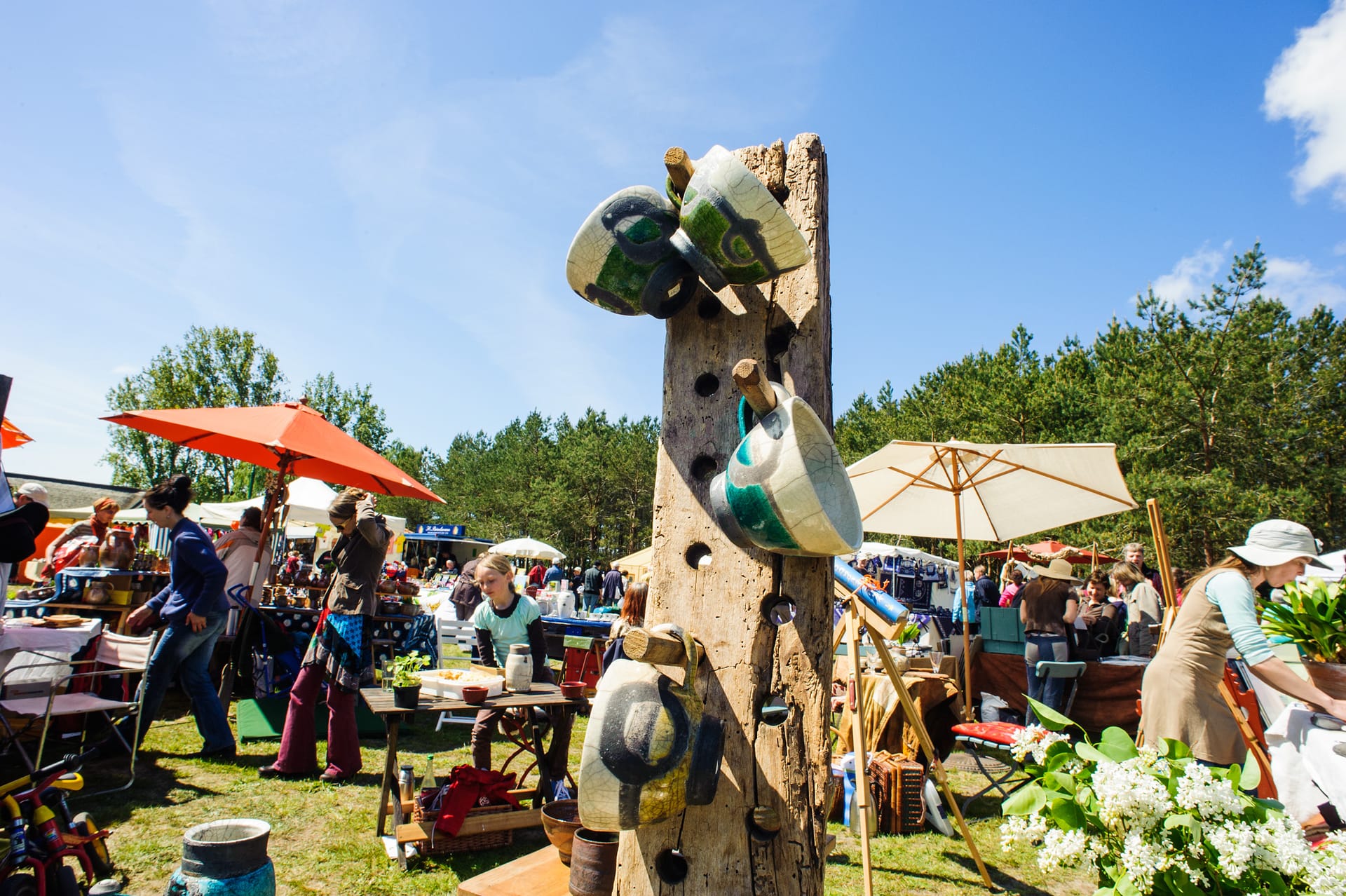 Kunsthandwerk auf Markt unter Sonnenschirmen