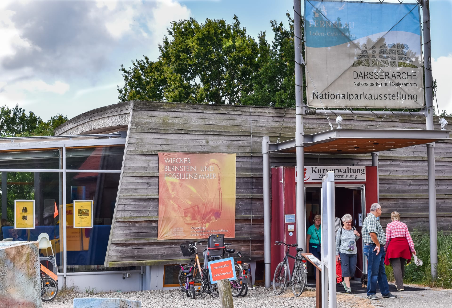 Eingang zur Darßer Arche mit Besuchern und Nationalparkausstellung