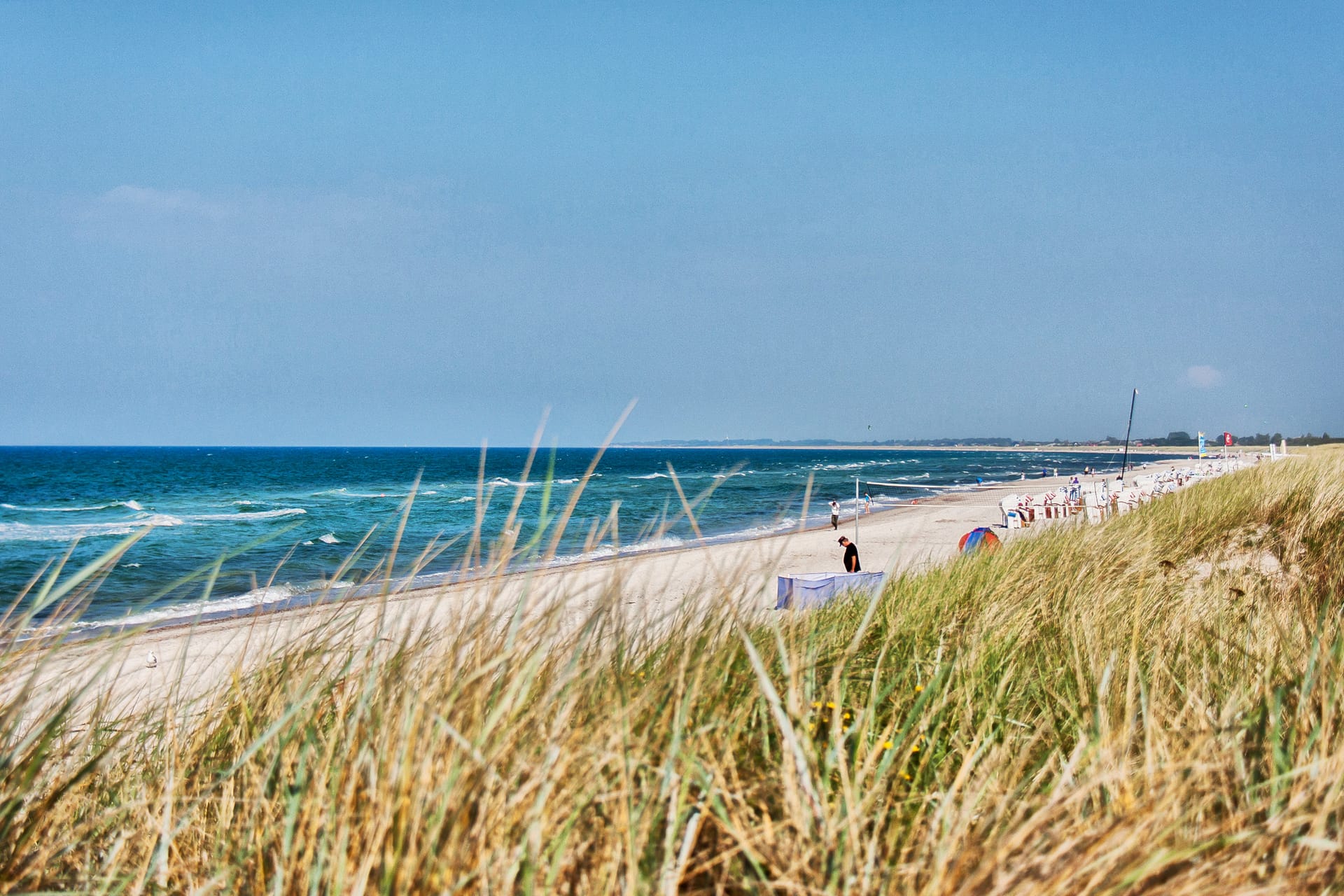Ostseestrand mit Dünen und Strandkörben