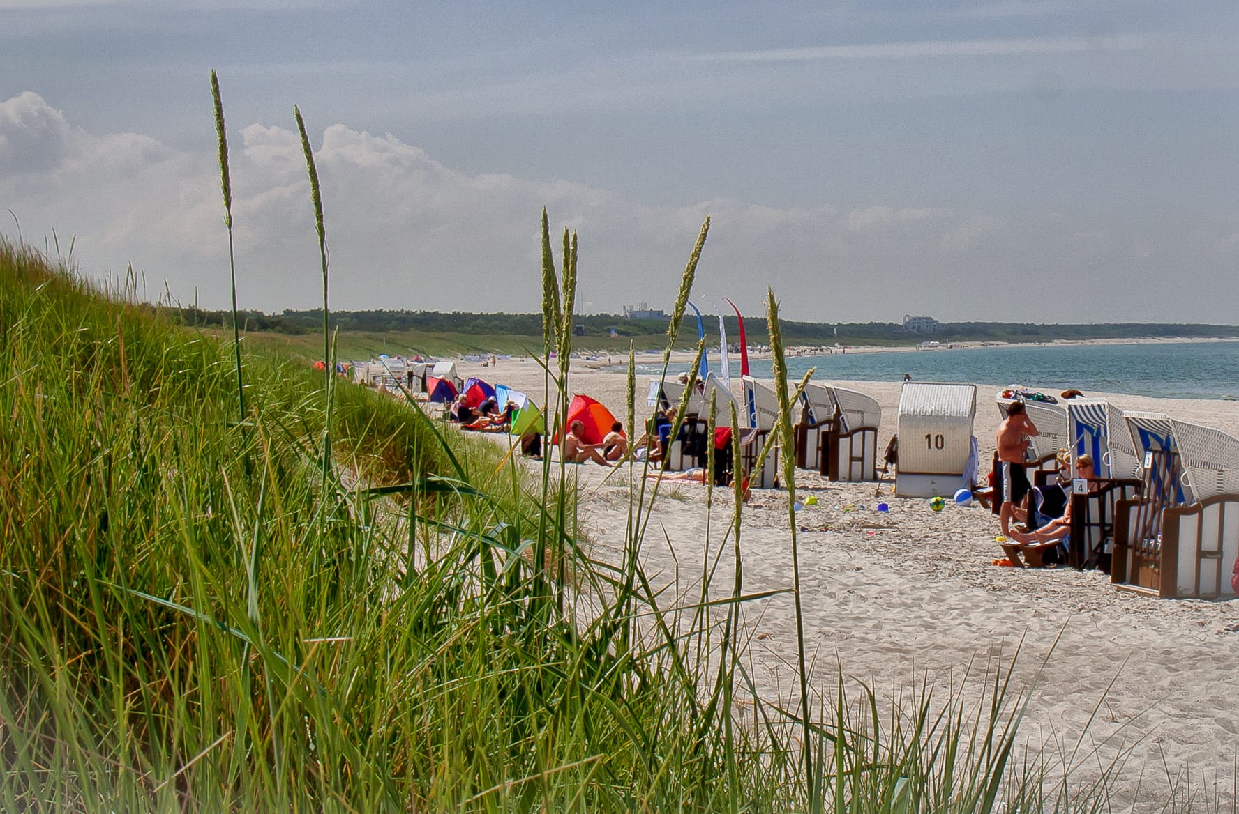 Strand in Dierhagen mit Strandkörben und Ostseeblick