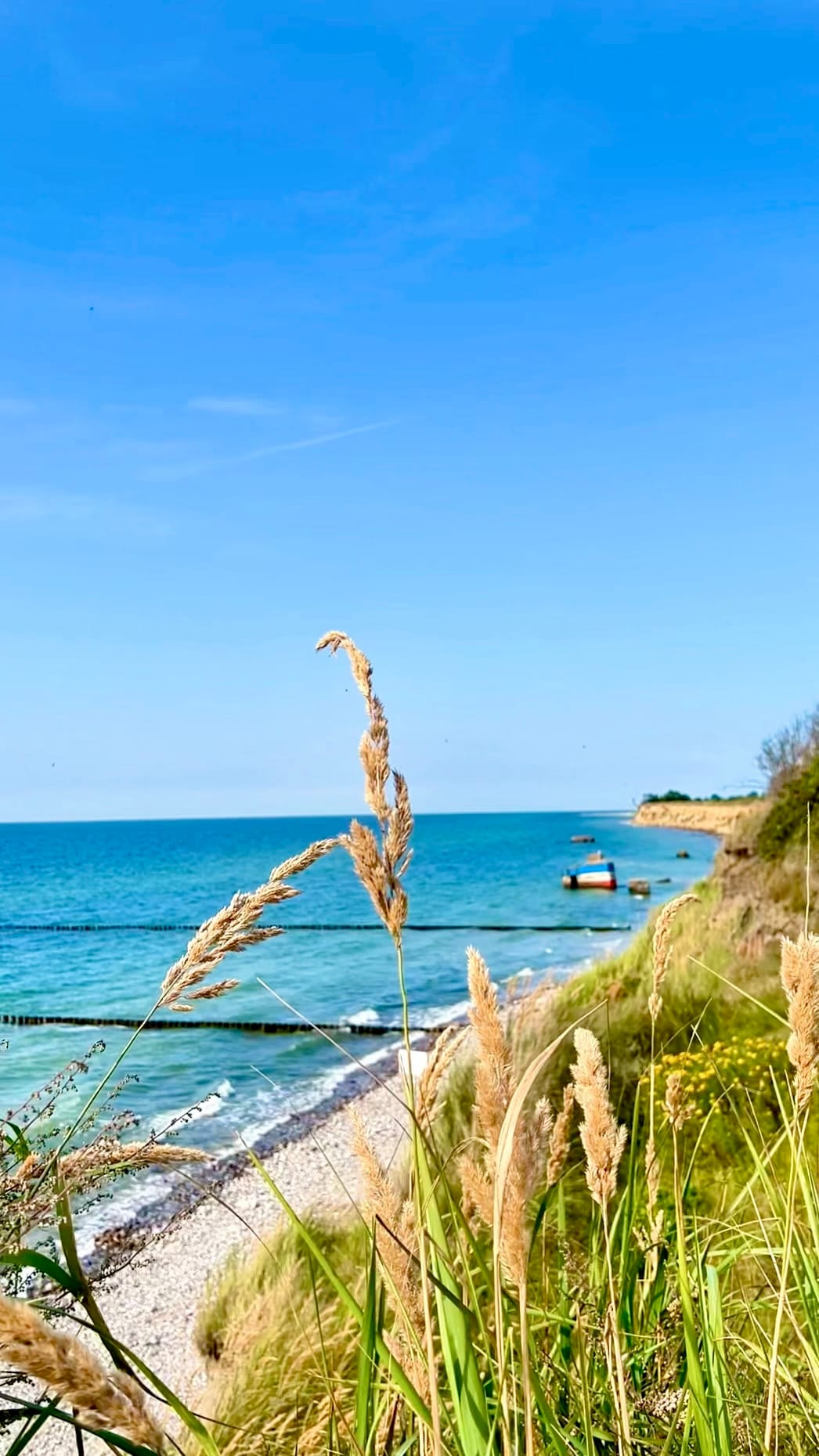 Steilküste mit Kiesstrand an der Ostsee bei Wustrow