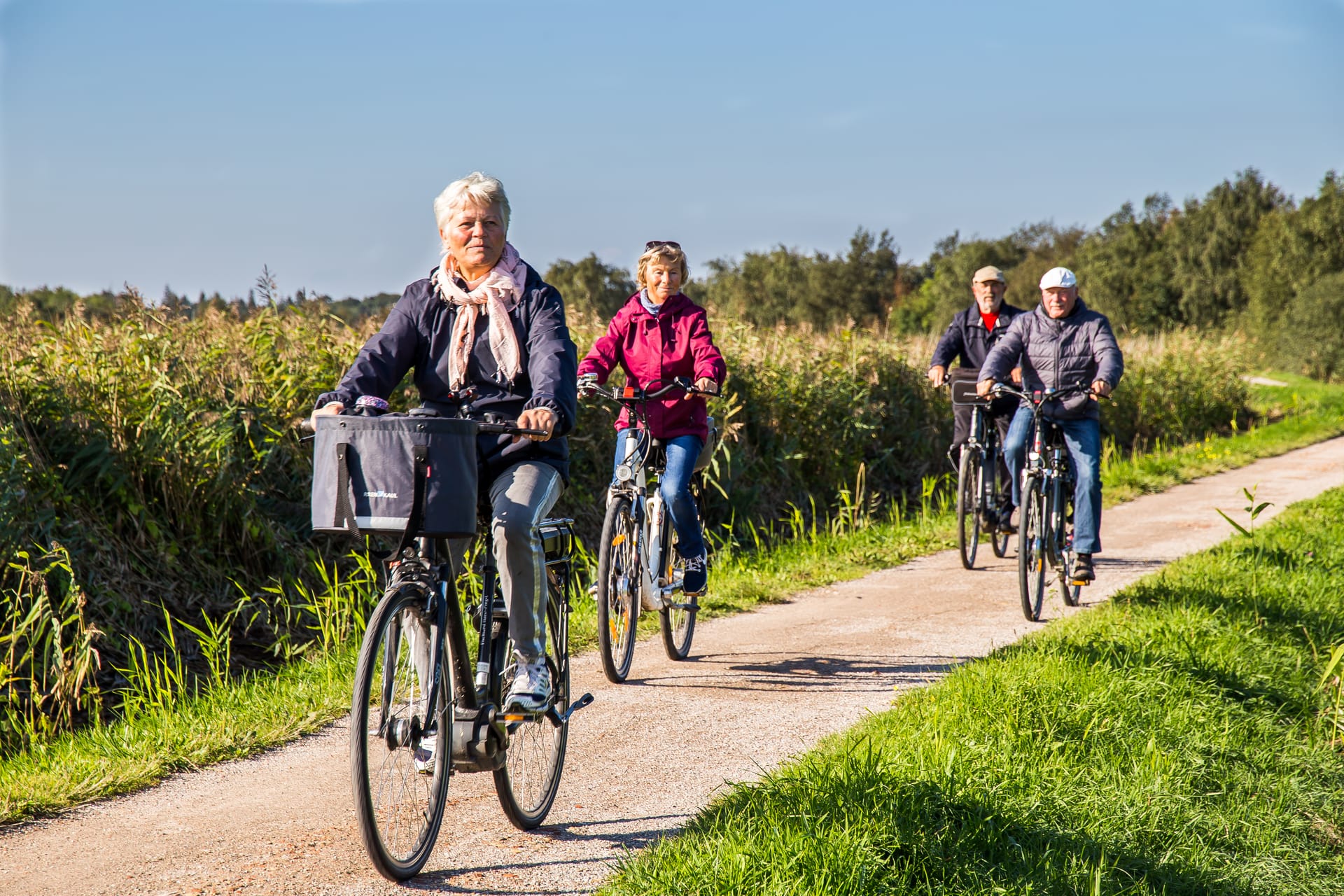 Radfahrer unterwegs auf einem idyllischen Weg durch die Landschaft