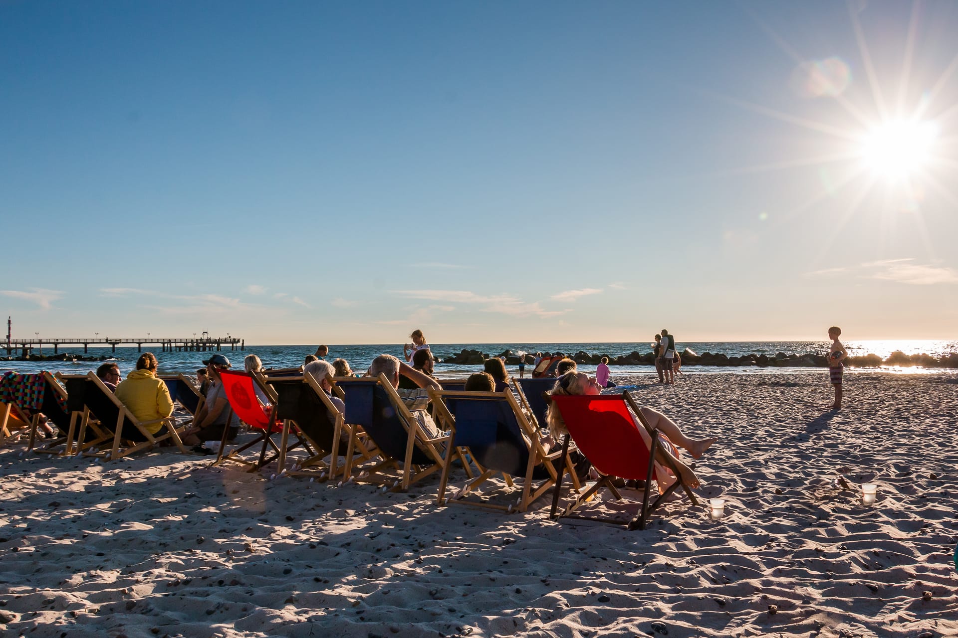 Sonnenuntergang am Strand mit Seebrücke in Wustrow