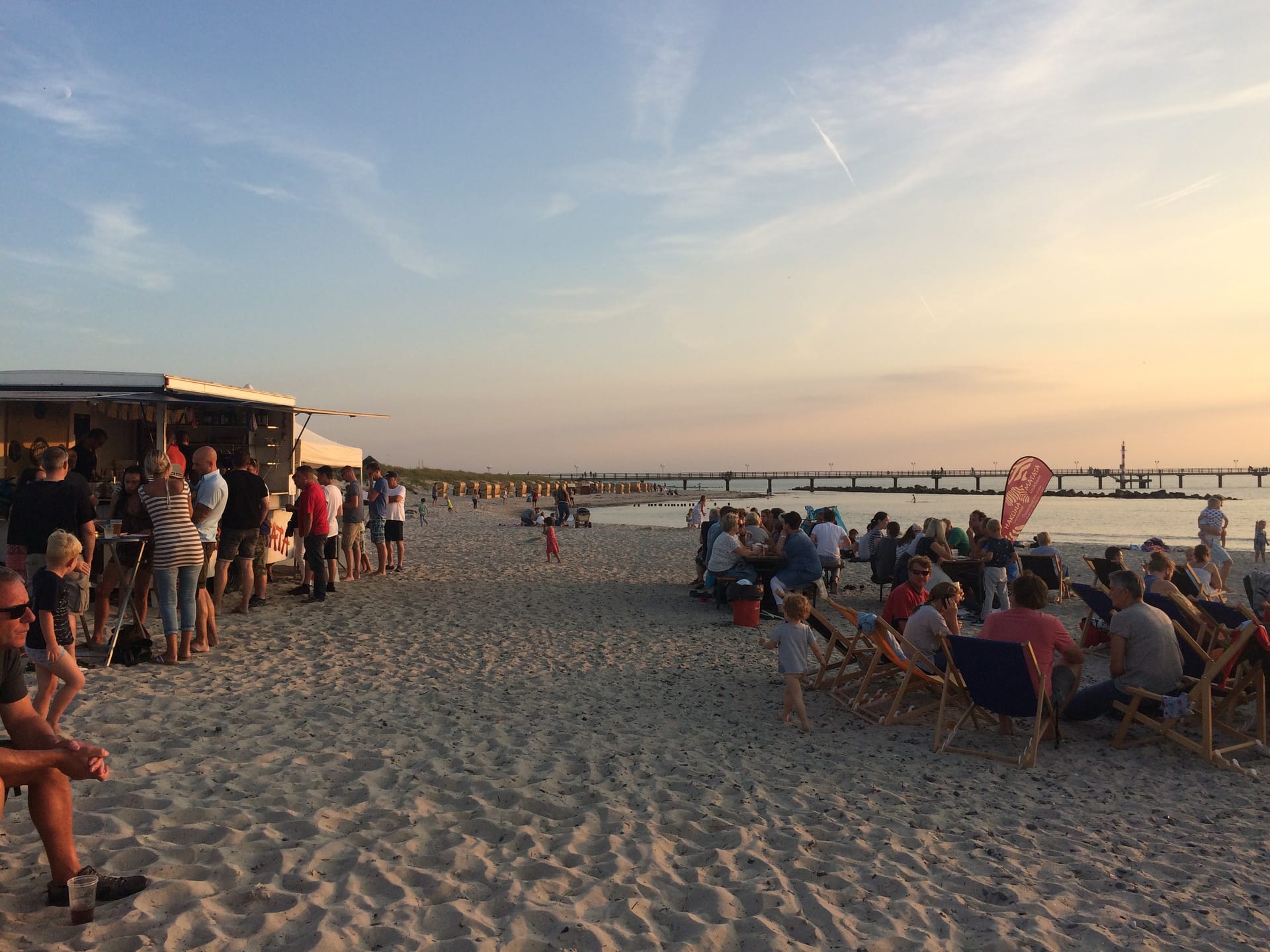 Strandtreiben am Abend im Ostseebad Wustrow