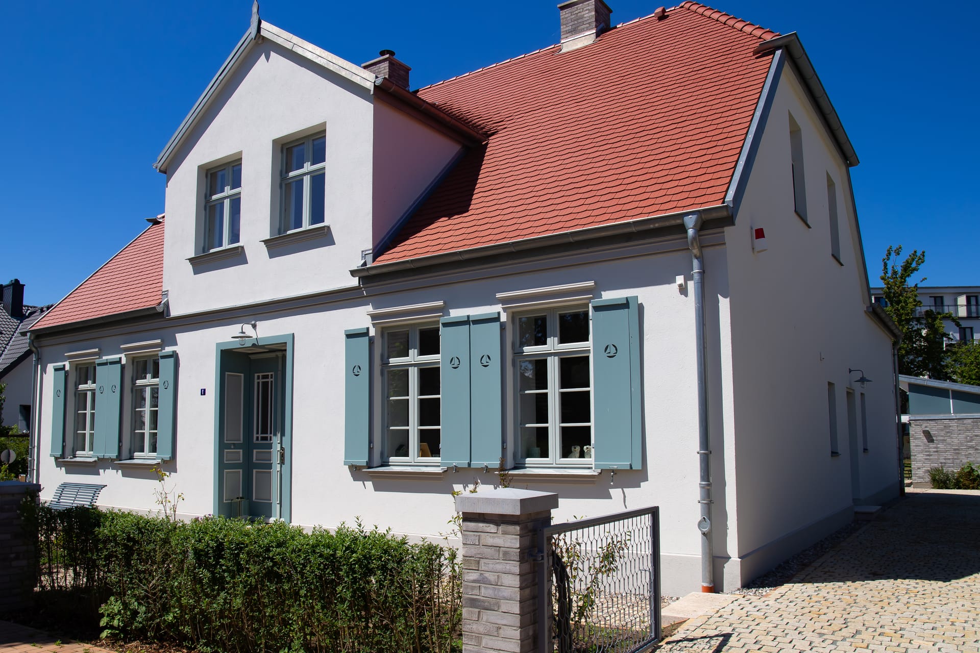 Altes Kapitänshaus mit neuem Anstrich in Wustrow