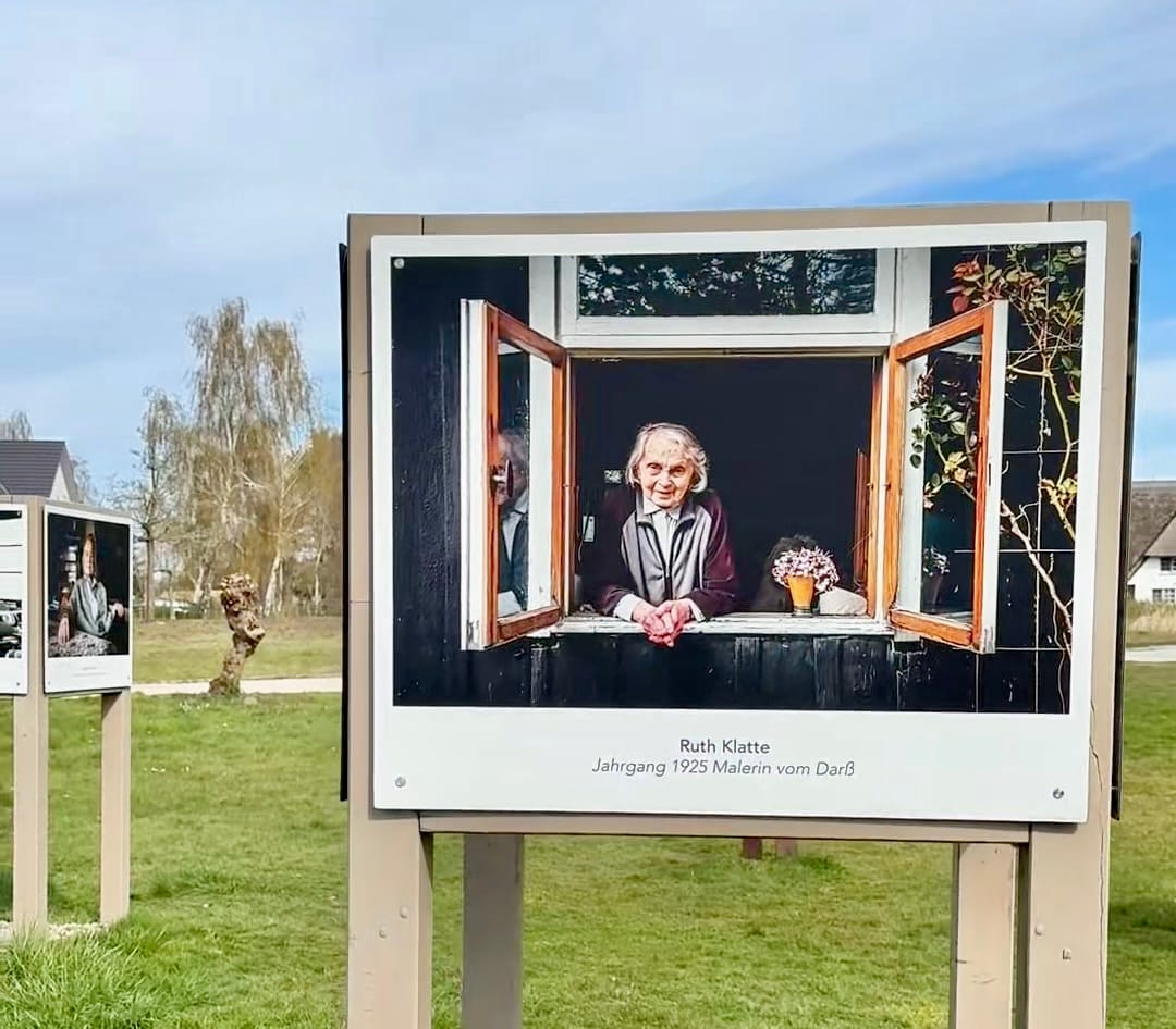 Porträttafel mit Ruth Klatte, Malerin vom Darß, am geöffneten Fenster