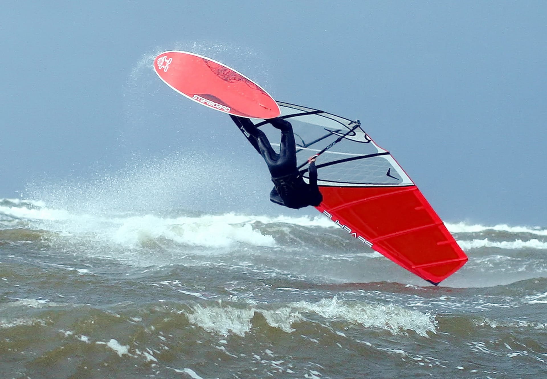 Windsurfer in den Wellen vor Ahrenshoop auf Fischland-Darß