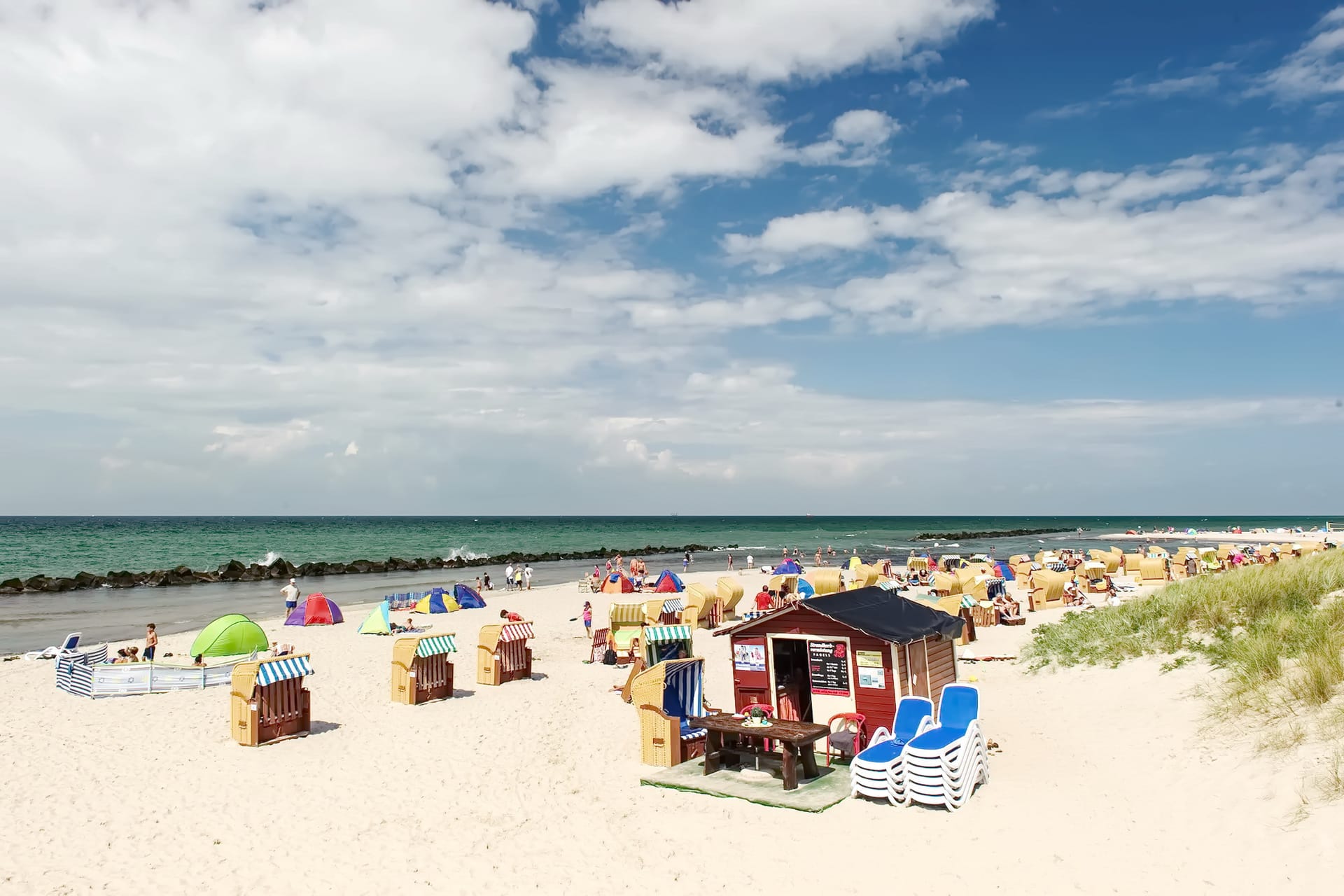 Bunter Strand mit Strandkörben in Wustrow an der Ostsee
