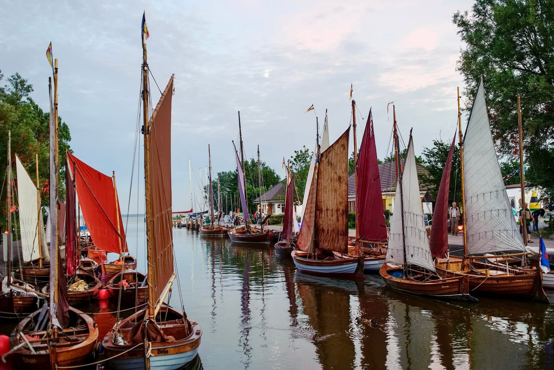 Traditionelle Zeesboote im Hafen von Wustrow