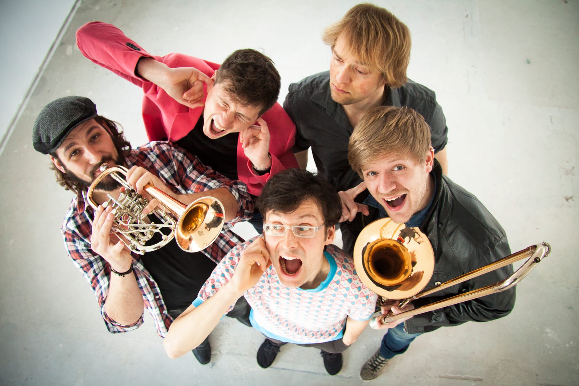 Brassband Musiker mit Trompete und Posaune bei Konzert