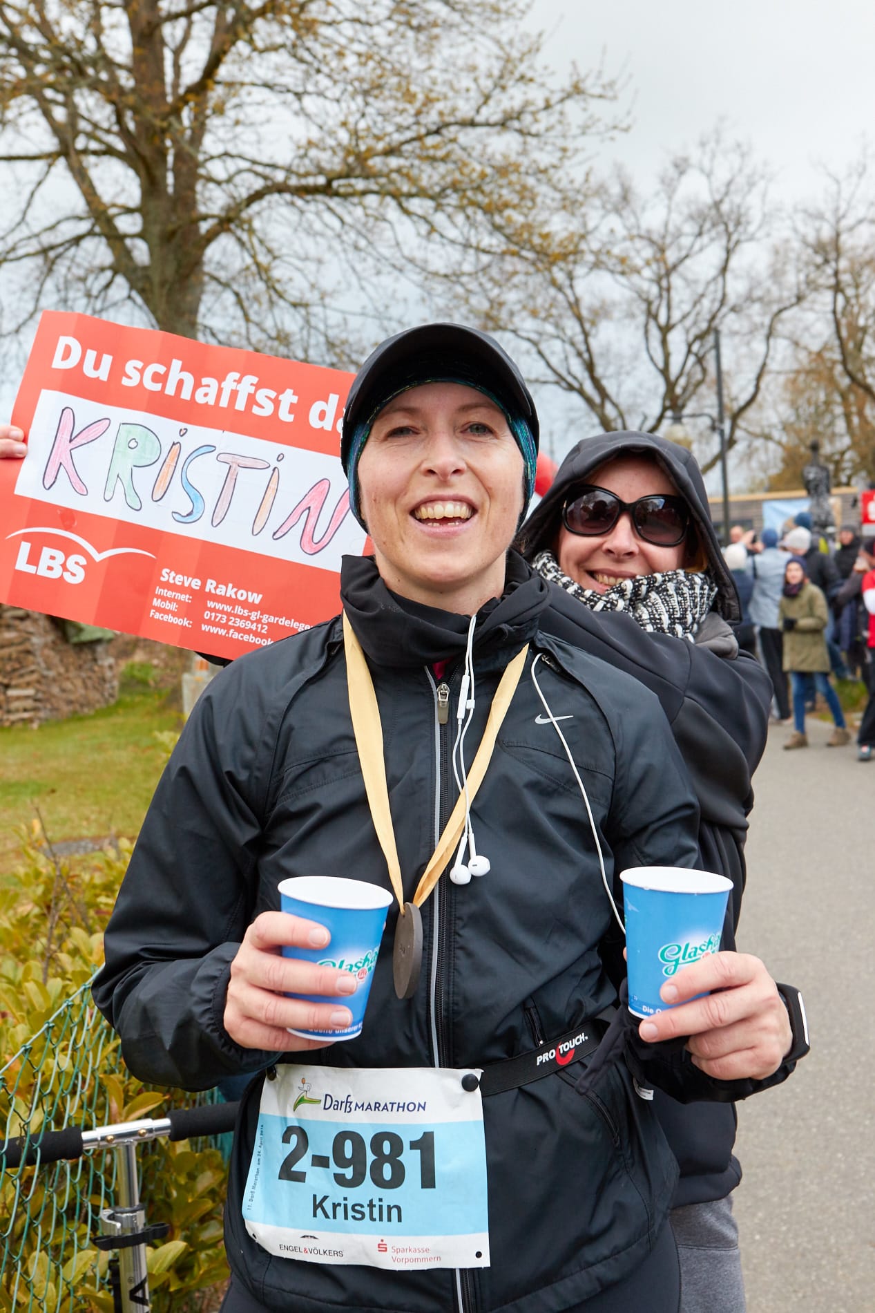 Läuferin beim Darß Marathon mit Unterstützung am Streckenrand