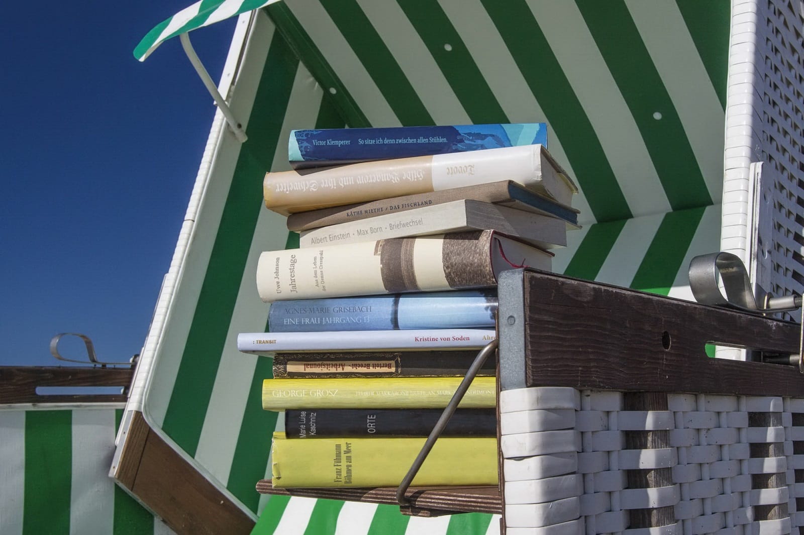 Bücherstapel im Strandkorb bei den Ahrenshooper Literaturtagen