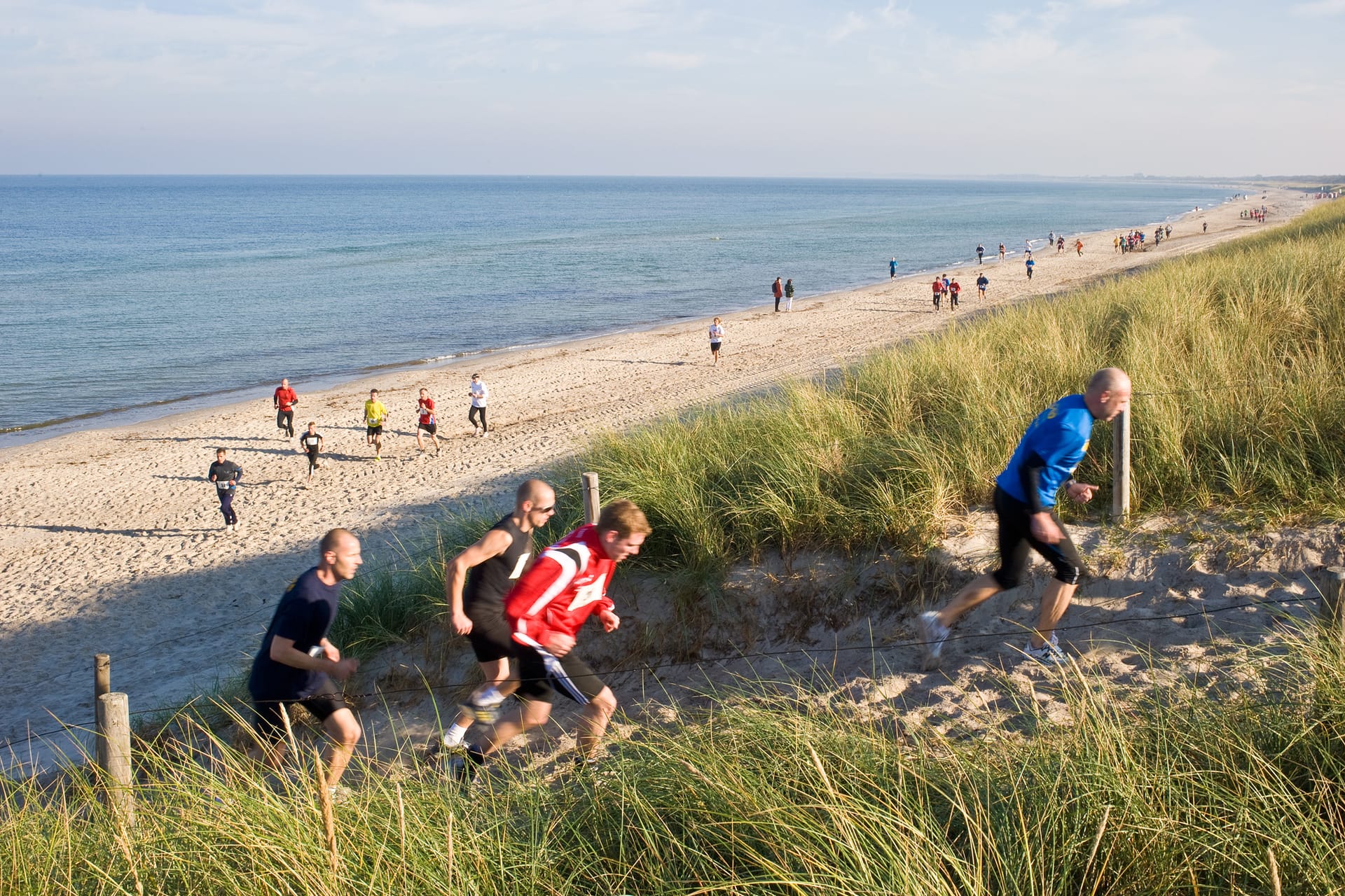 Läufer beim Dierhäger Staffelmarathon am Ostseestrand