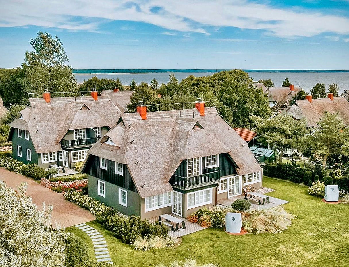 Reetdachhäuser am Bodden aus der Luft fotografiert
