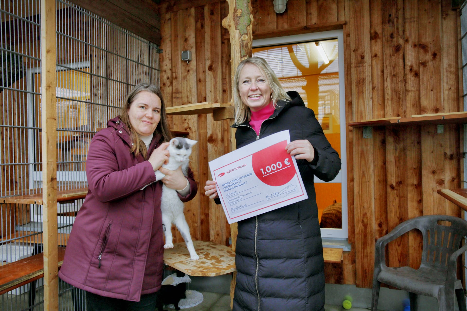 Inhaberin Meerfischland überreicht Tierschutzverein Spende