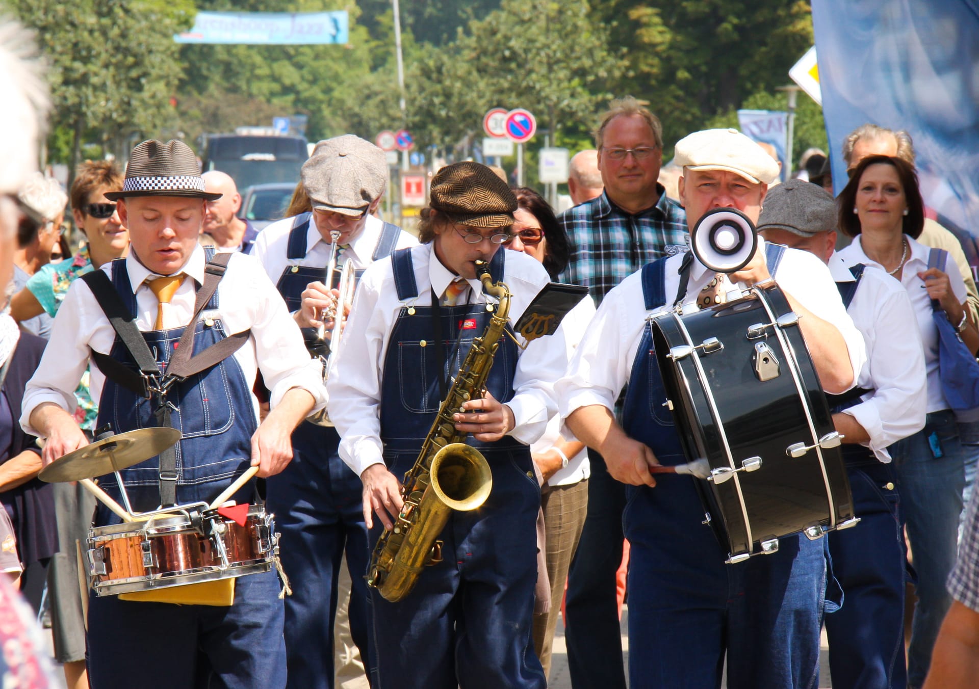 Jazzmusiker soielen auf der Straße in Ahrenshoop