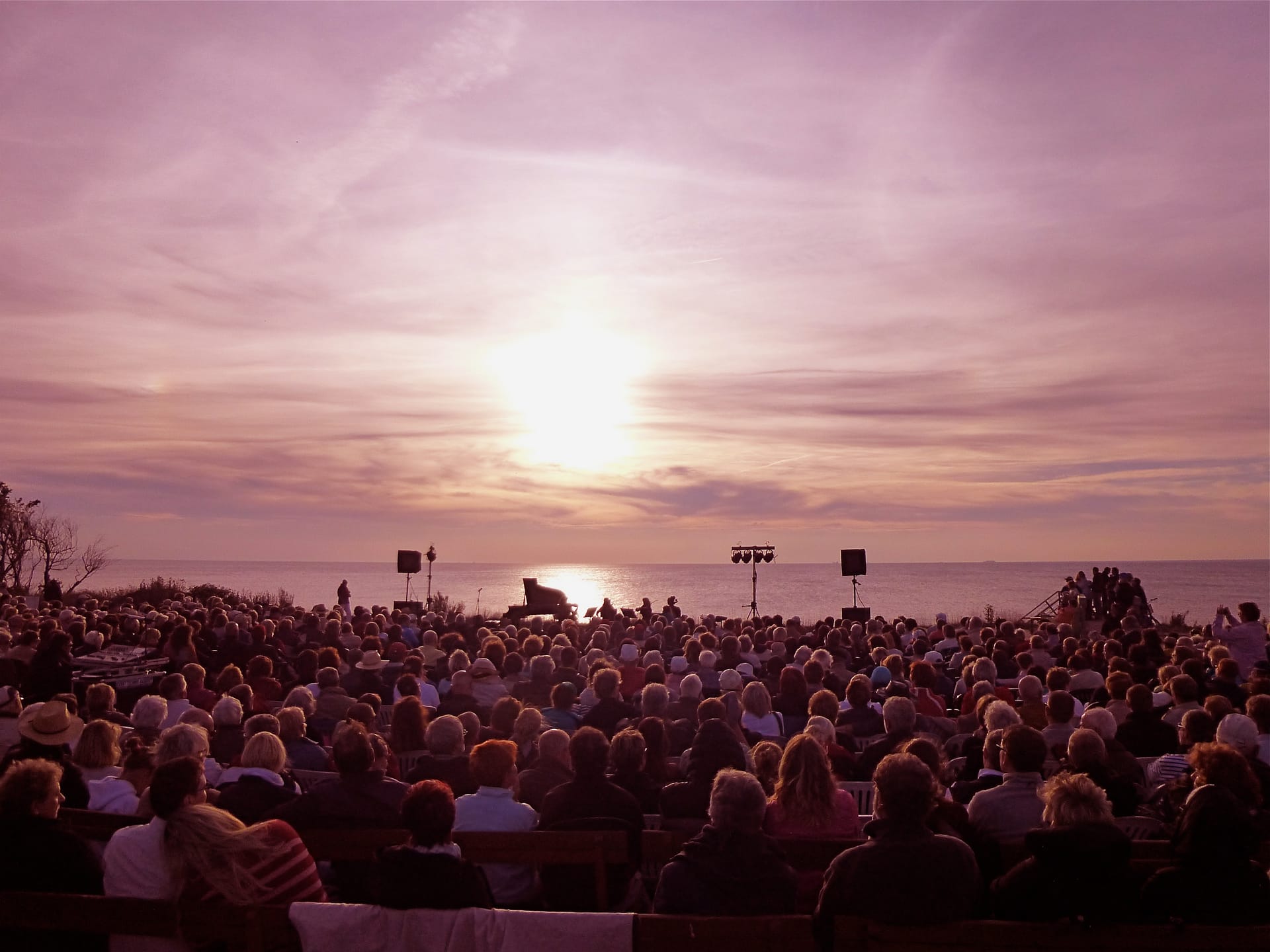 Konzert am Hohen Ufer in Ahrenshoop bei Sonnenuntergang