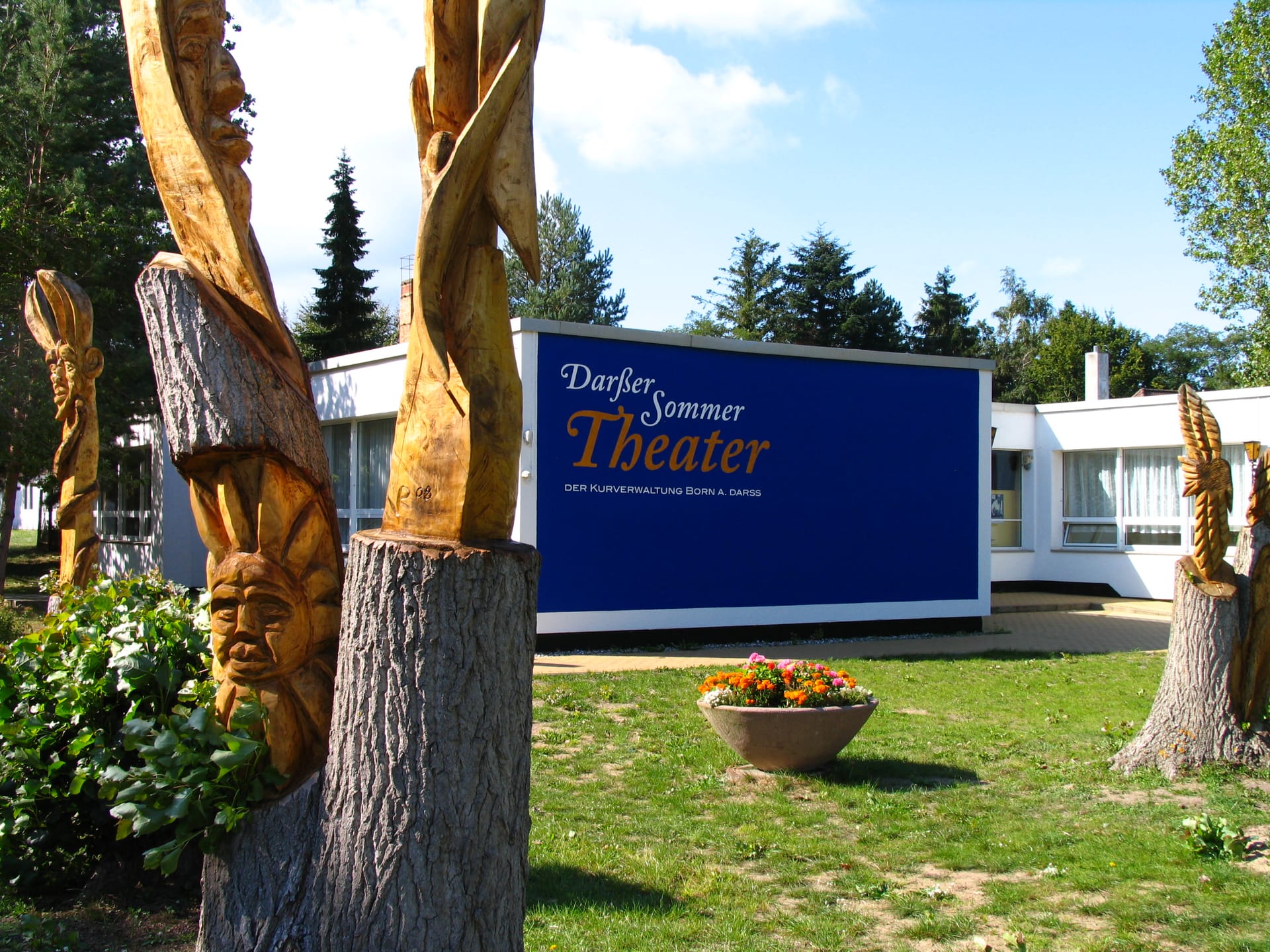 Darßer Sommertheater in Born mit Holzskulpturen im Garten