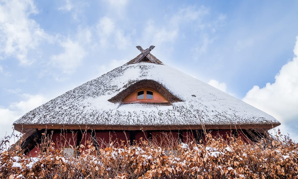 Reetdachgibel leicht mit Schnee bedeckt