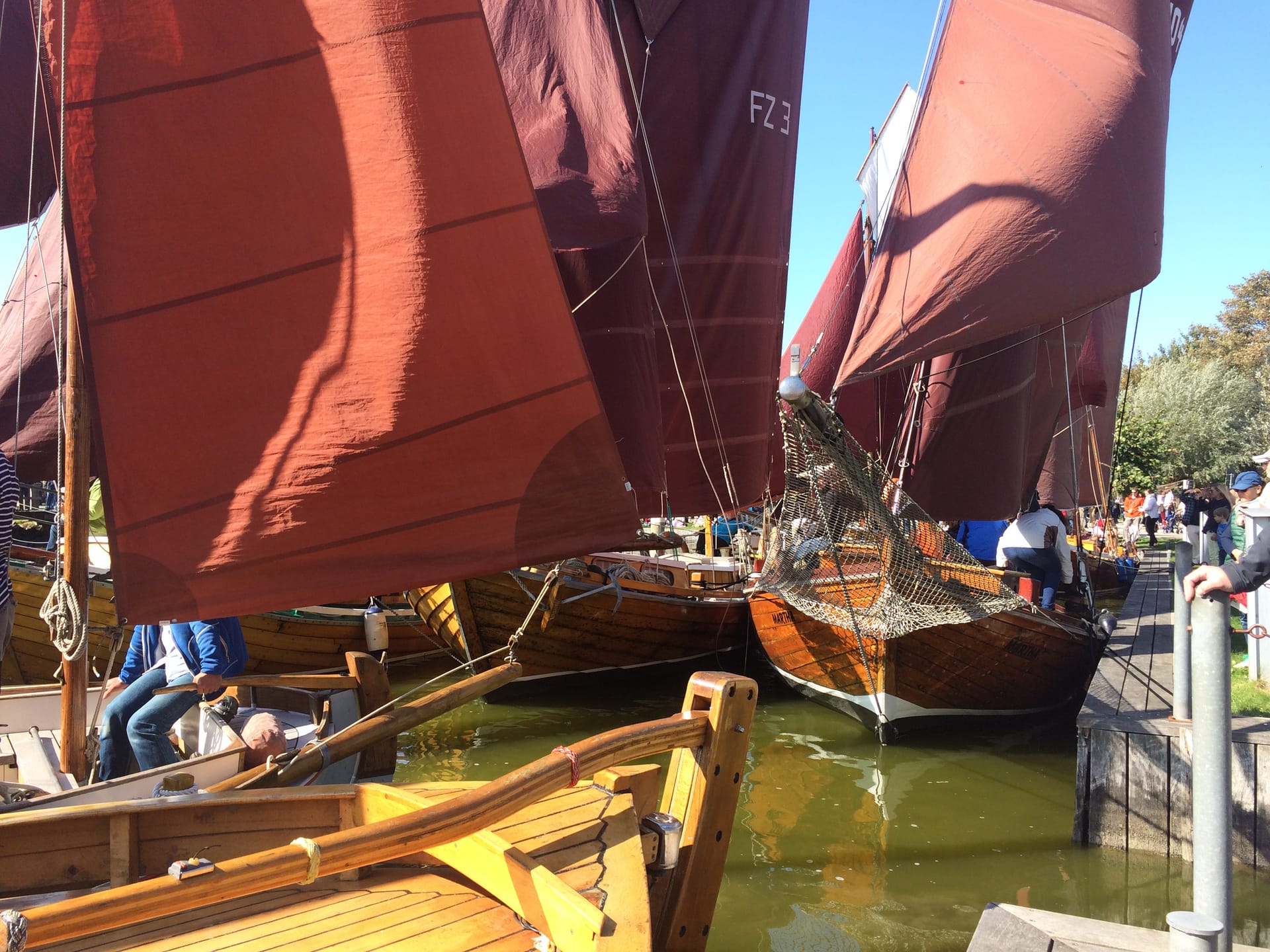 Traditionelle Zeesboote im Hafen von Ahrenshoop