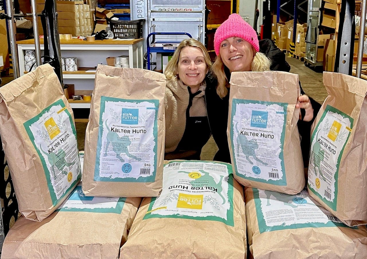 Mitarbeiterinnen Urlaubsfutter und Meerfischland stehen hinter ganz viel Hundefutter