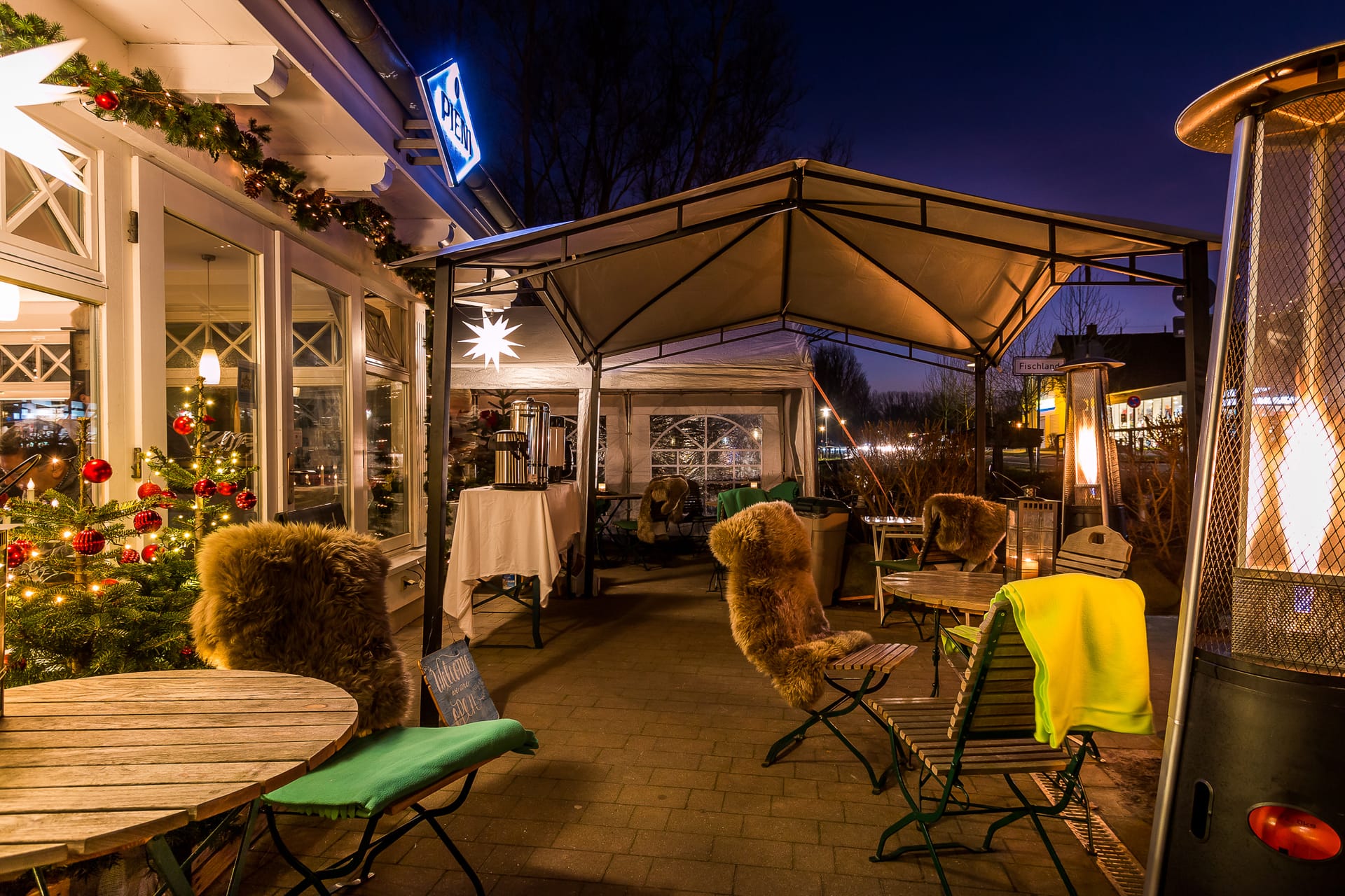 Winterliche Terrasse im Café Pieni in Ahrenshoop bei Abendstimmung