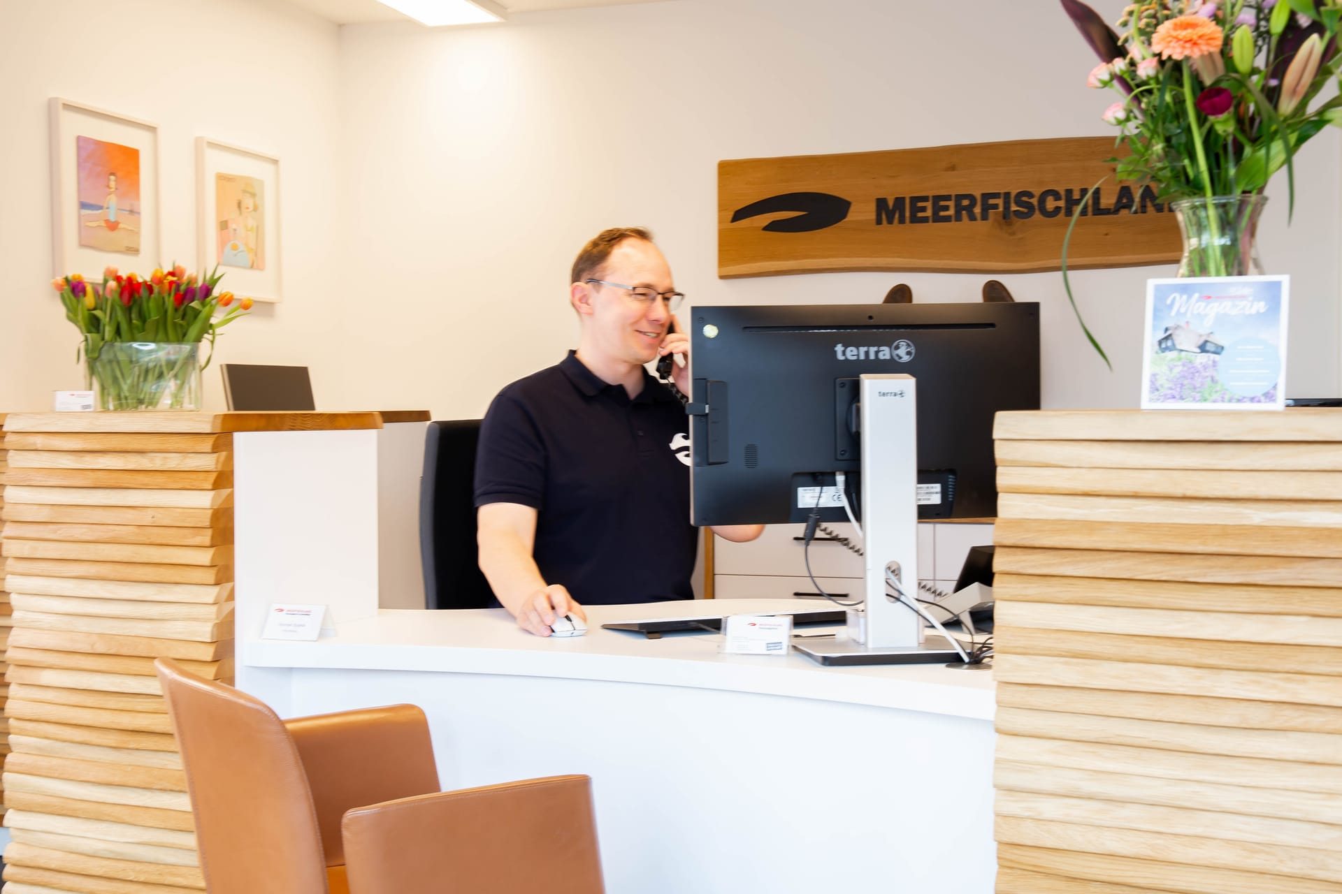 Mitarbeiter der Ferienagentur Meerfischland bei der Beratung