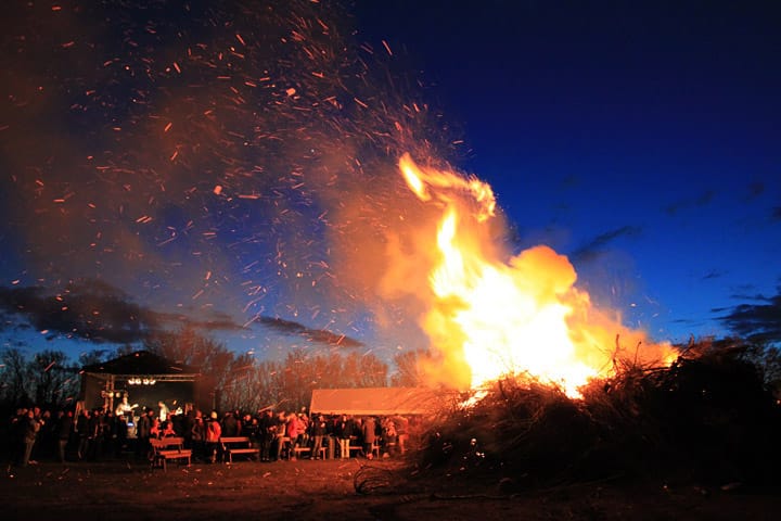 Osterfeuer auf Festwiese