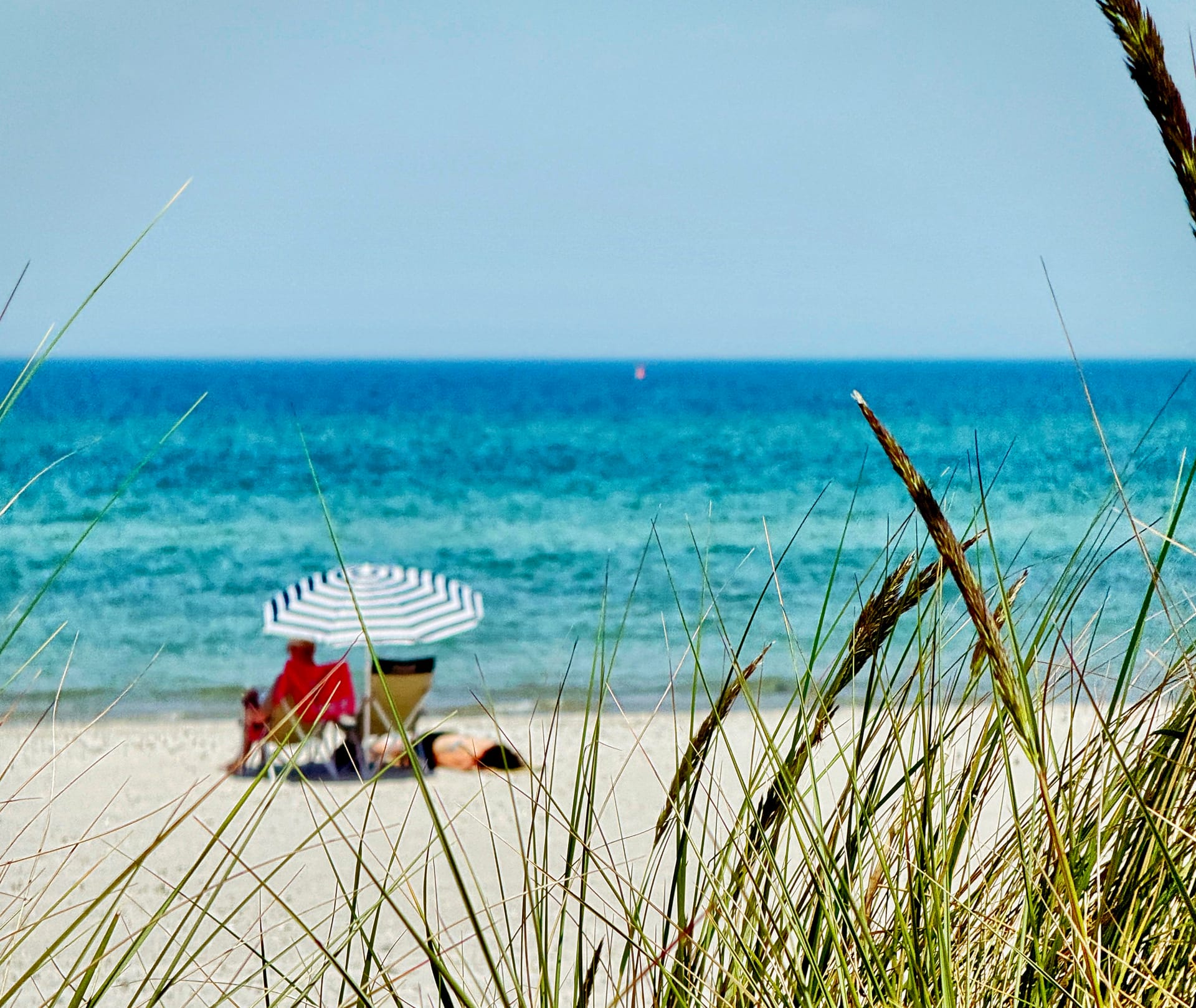Strand auf Fischland-Darß mit Dünen, Meerblick und Sonnenschirm