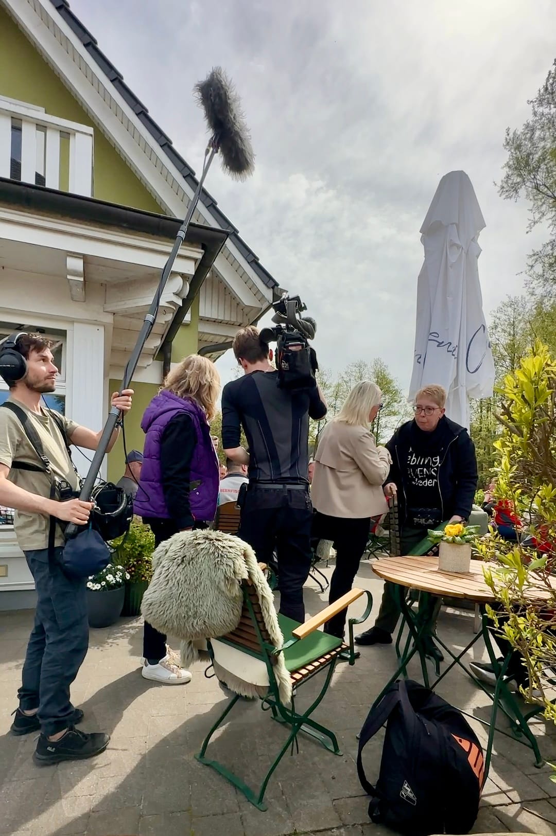 Kamerleute bereiten sich auf Videodreh vor dem Cafe Pieni vor