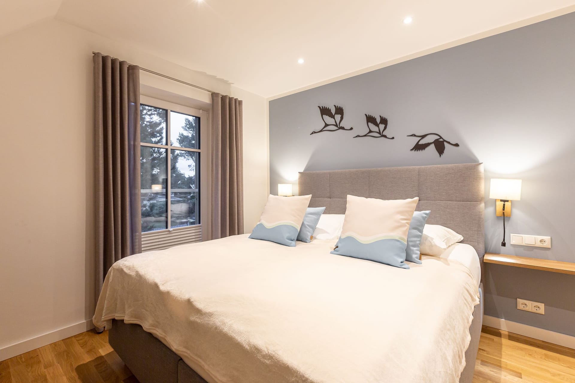 Gemütliches Schlafzimmer mit Doppelbett