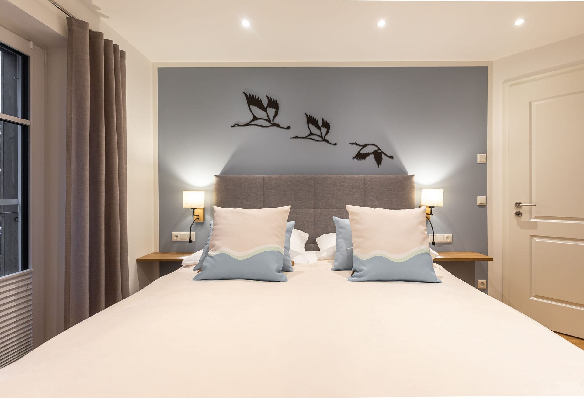 Schlafzimmer mit Doppelbett und stilvollen Akzenten