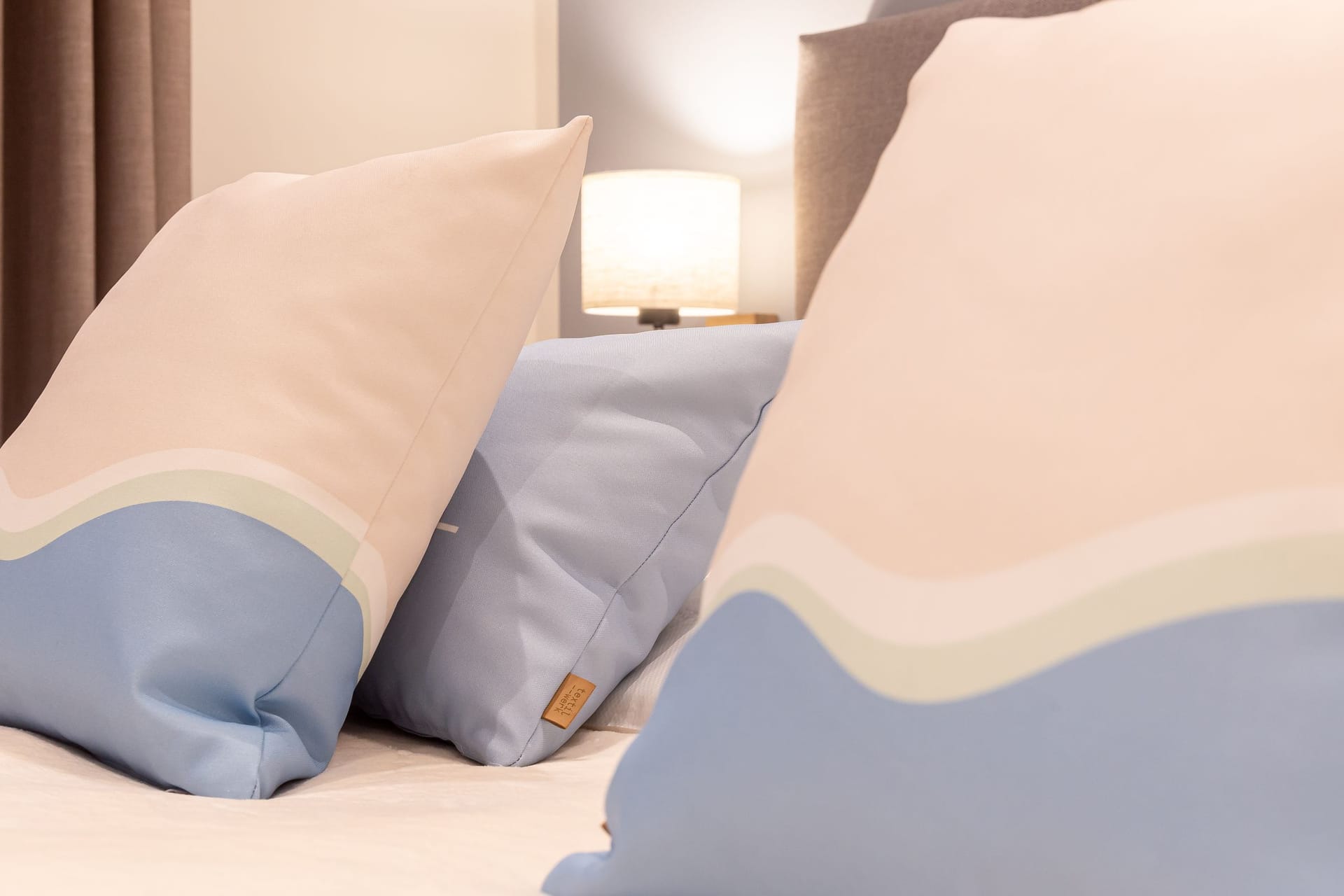 Schlafzimmer mit stilvollen Kissen und Licht