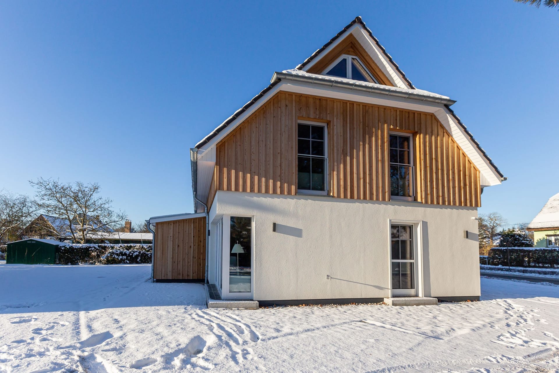 Moderne Außenansicht eines Hauses im Winter