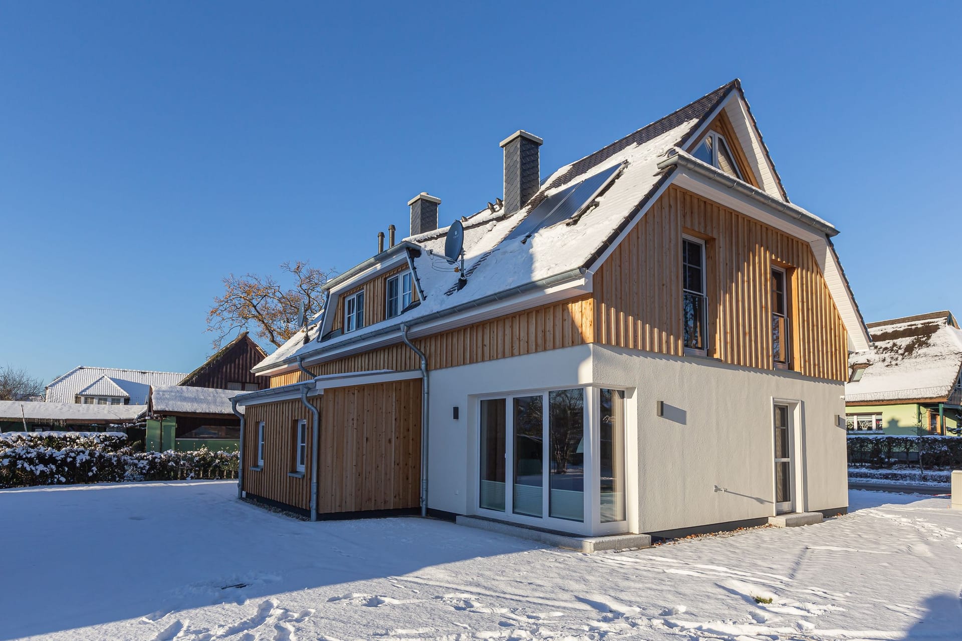 Außenansicht eines charmanten Holzhauses im Schnee