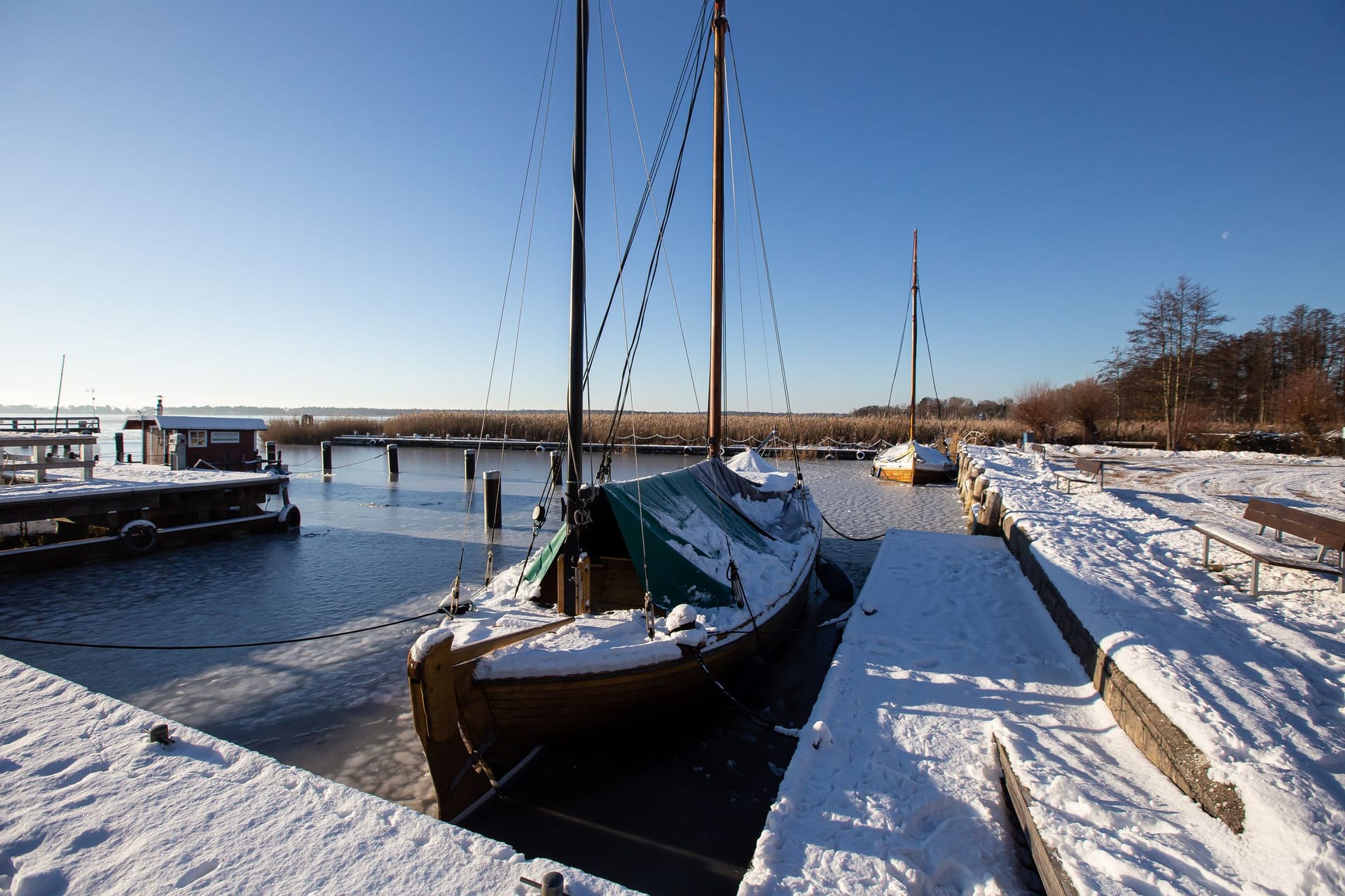Schneebedeckter Hafen mit Bootsansicht