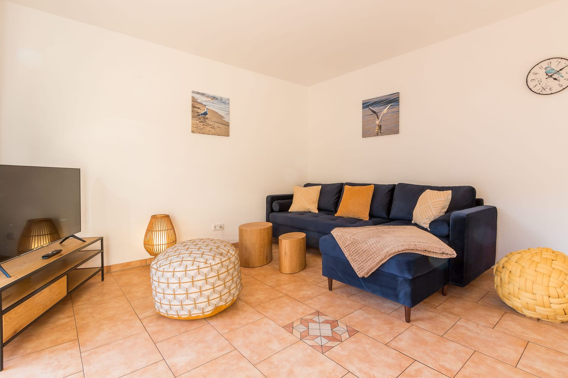 Gemütliches Wohnzimmer mit Sofa und Fernseher