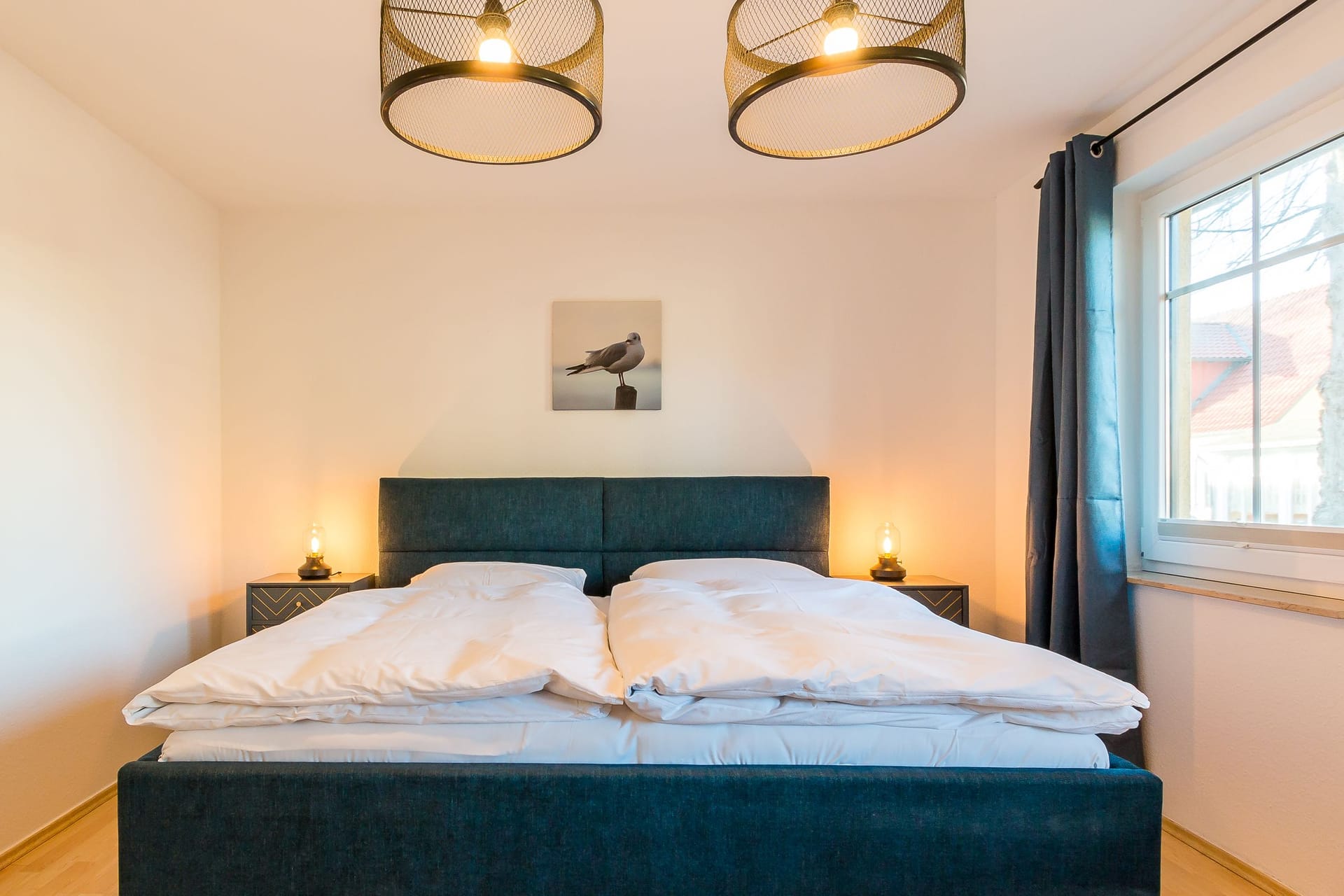 Helles Schlafzimmer mit Doppelbett und Nachttischlampen