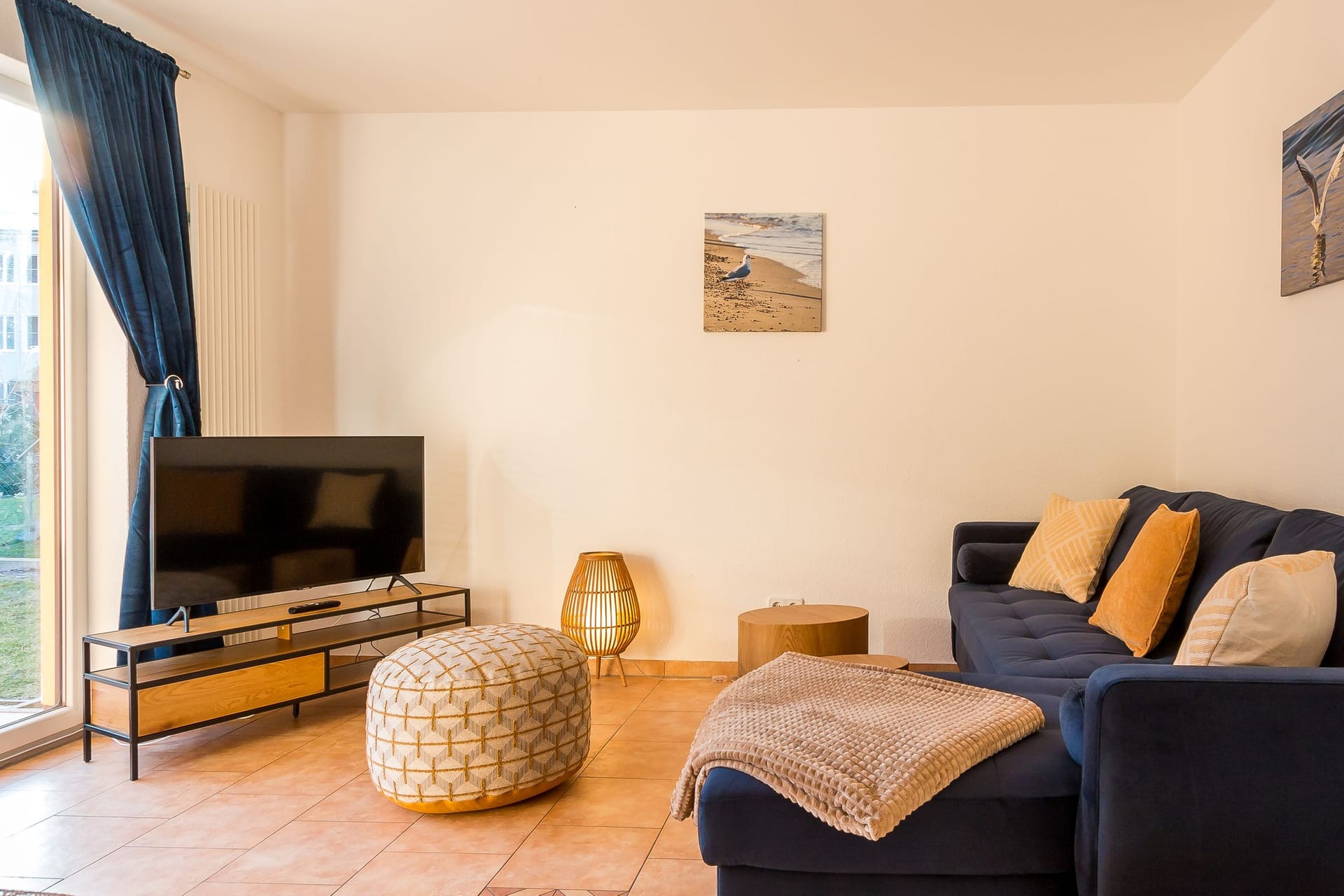 Gemütliches Wohnzimmer mit Sofa und Fernseher