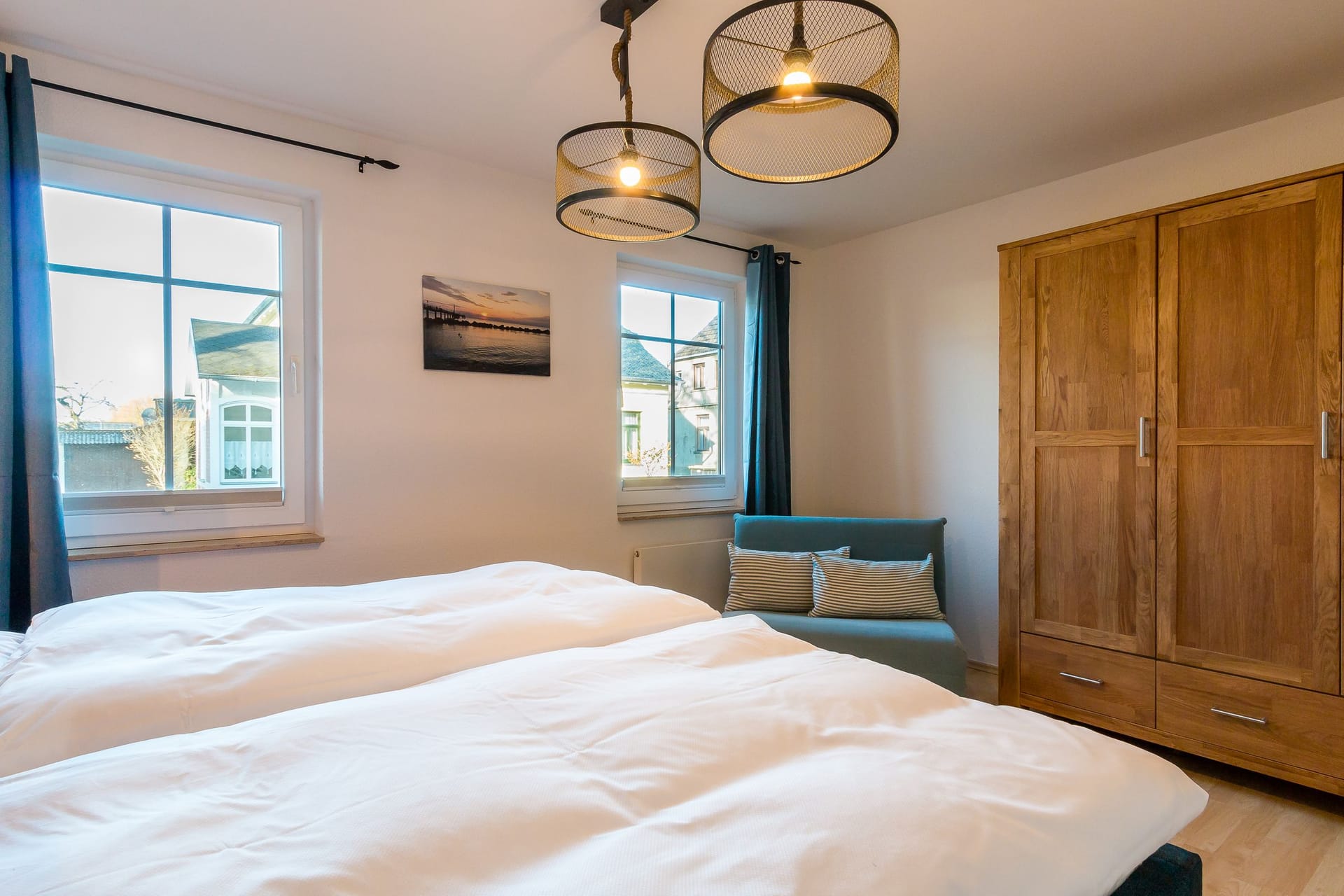 Schlafzimmer mit zwei Betten und Kleiderschrank